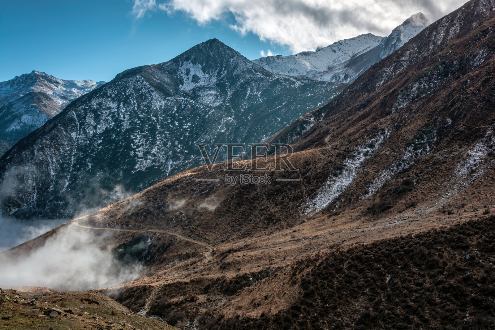 多雾的高原和多山的景色照片摄影图片