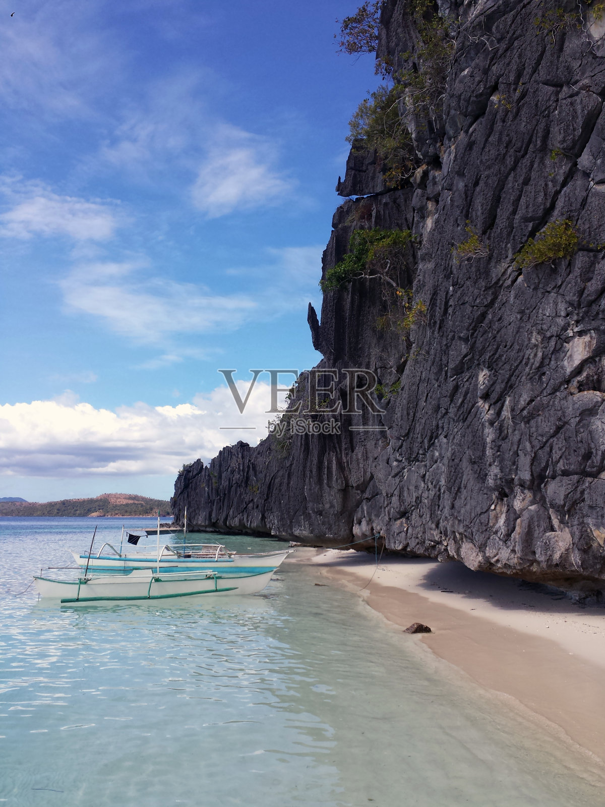 岸边的小船照片摄影图片