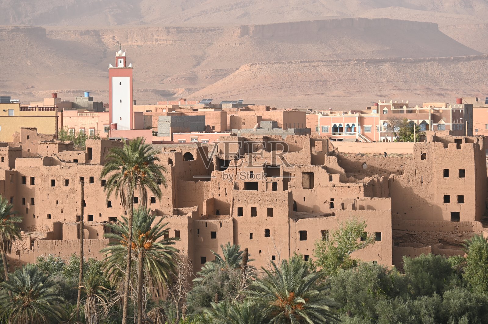 位于摩洛哥达德斯山谷的村庄,有传统的粘土建筑和尖塔照片摄影图片