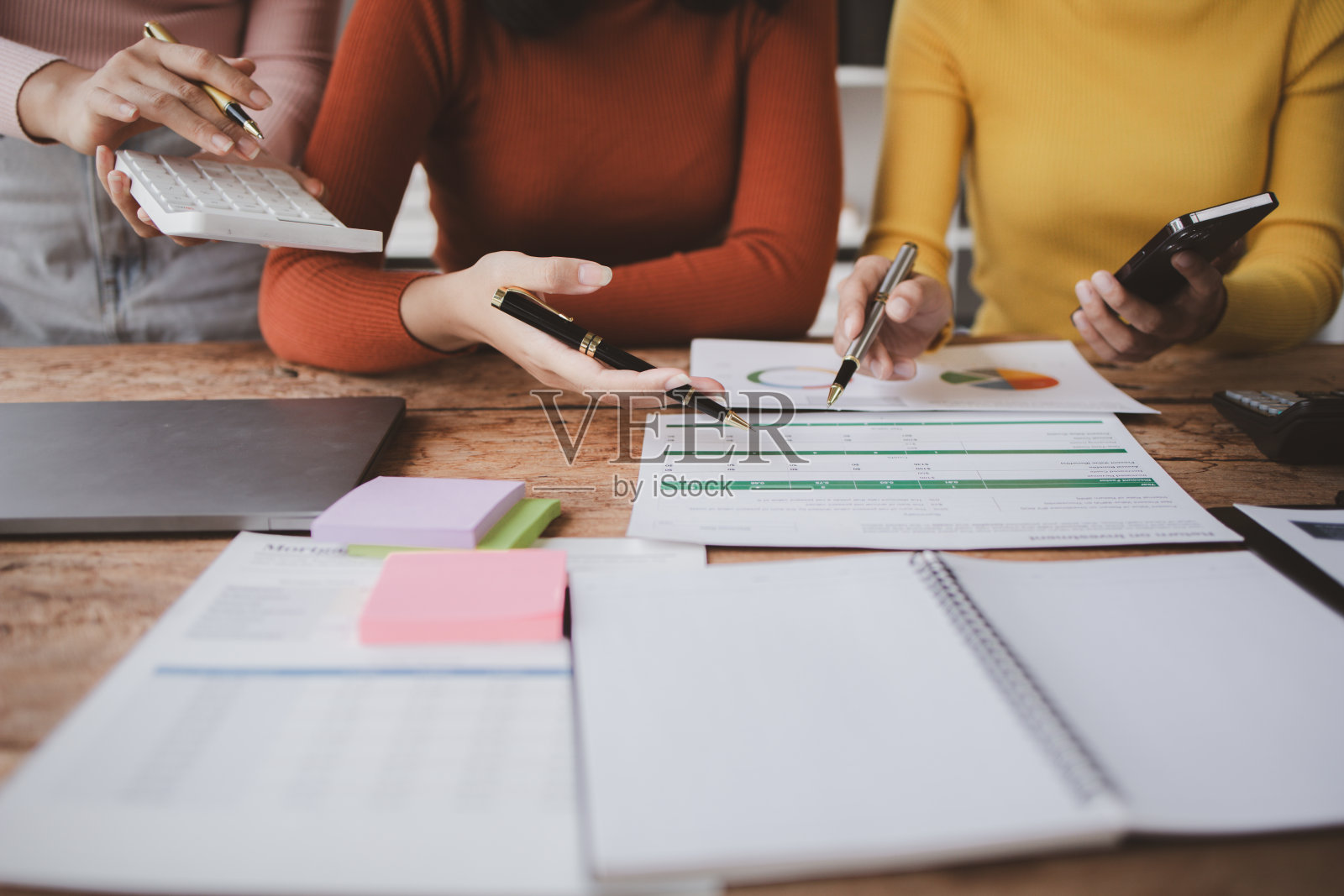 集团商人参加创业公司高管会议,创业公司销售团队会议,头脑风暴和公司业绩总结。企业战略管理理念。照片摄影图片