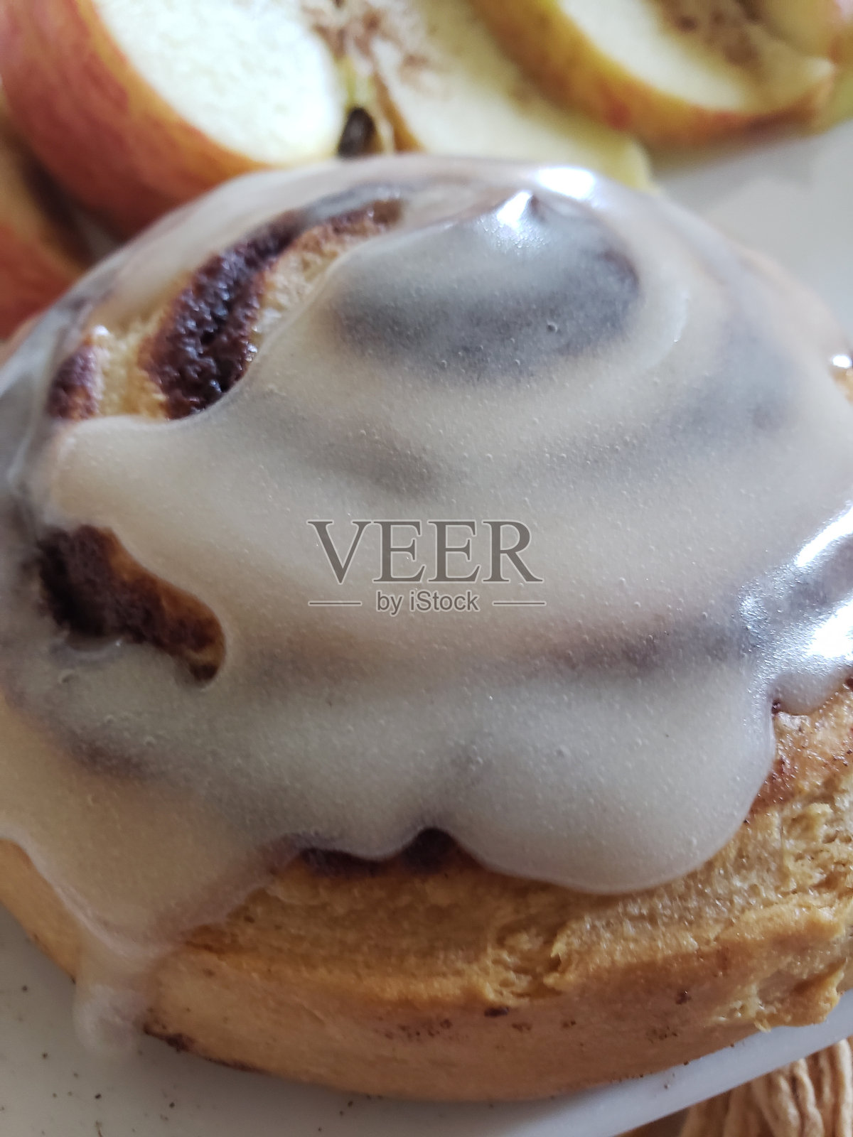 温暖的肉桂卷和苹果片近距离接触照片摄影图片