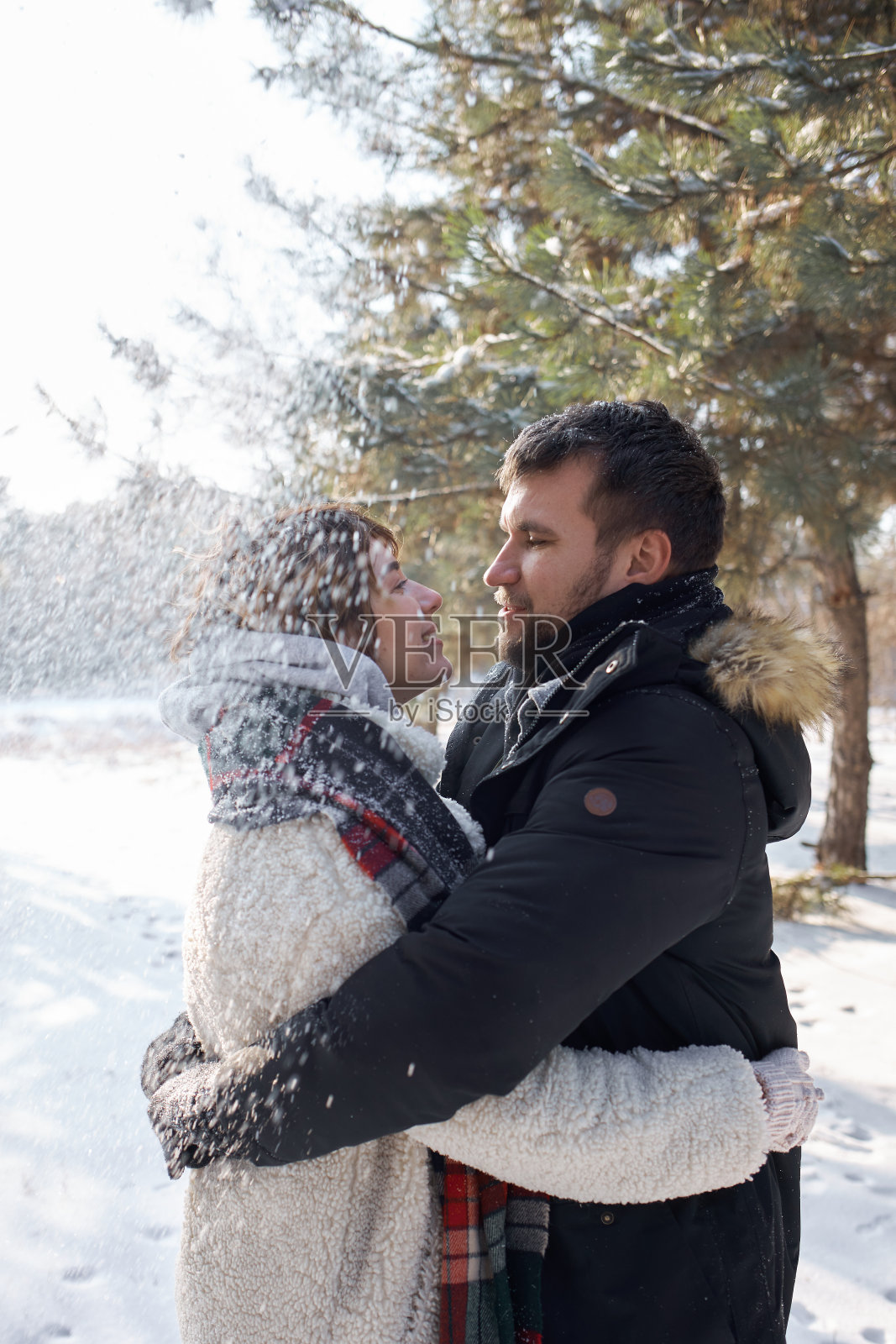 冬日森林里幸福的一家人。高质量照片照片摄影图片