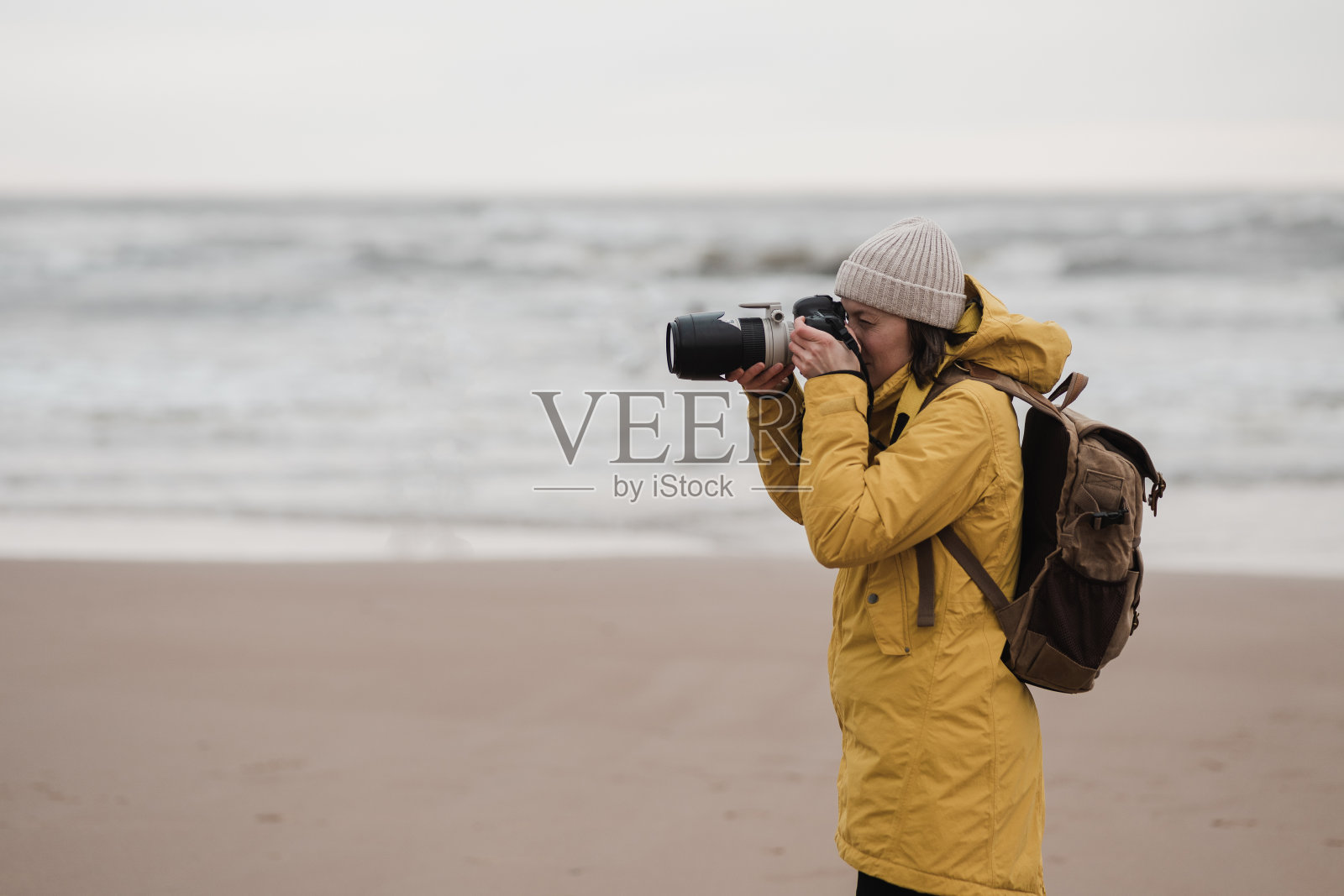 旅游摄影师在北海的背景上拍摄风景照片摄影图片