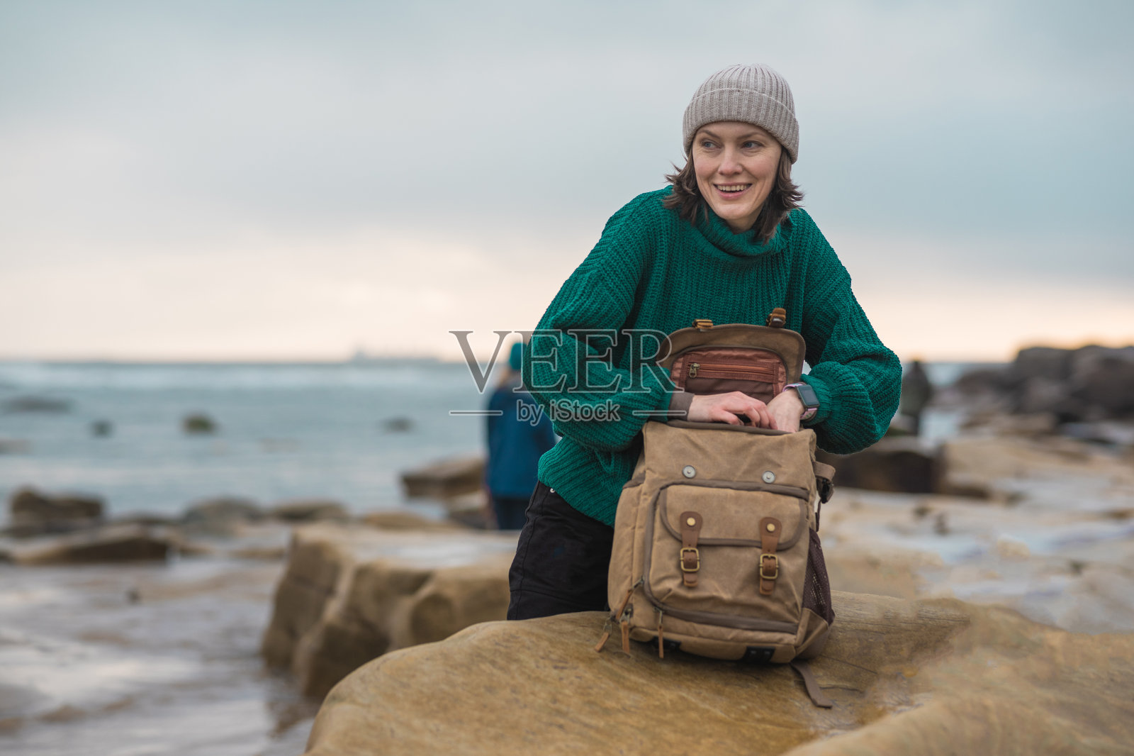 美丽的旅行女人在秋冬的北方风光照片摄影图片