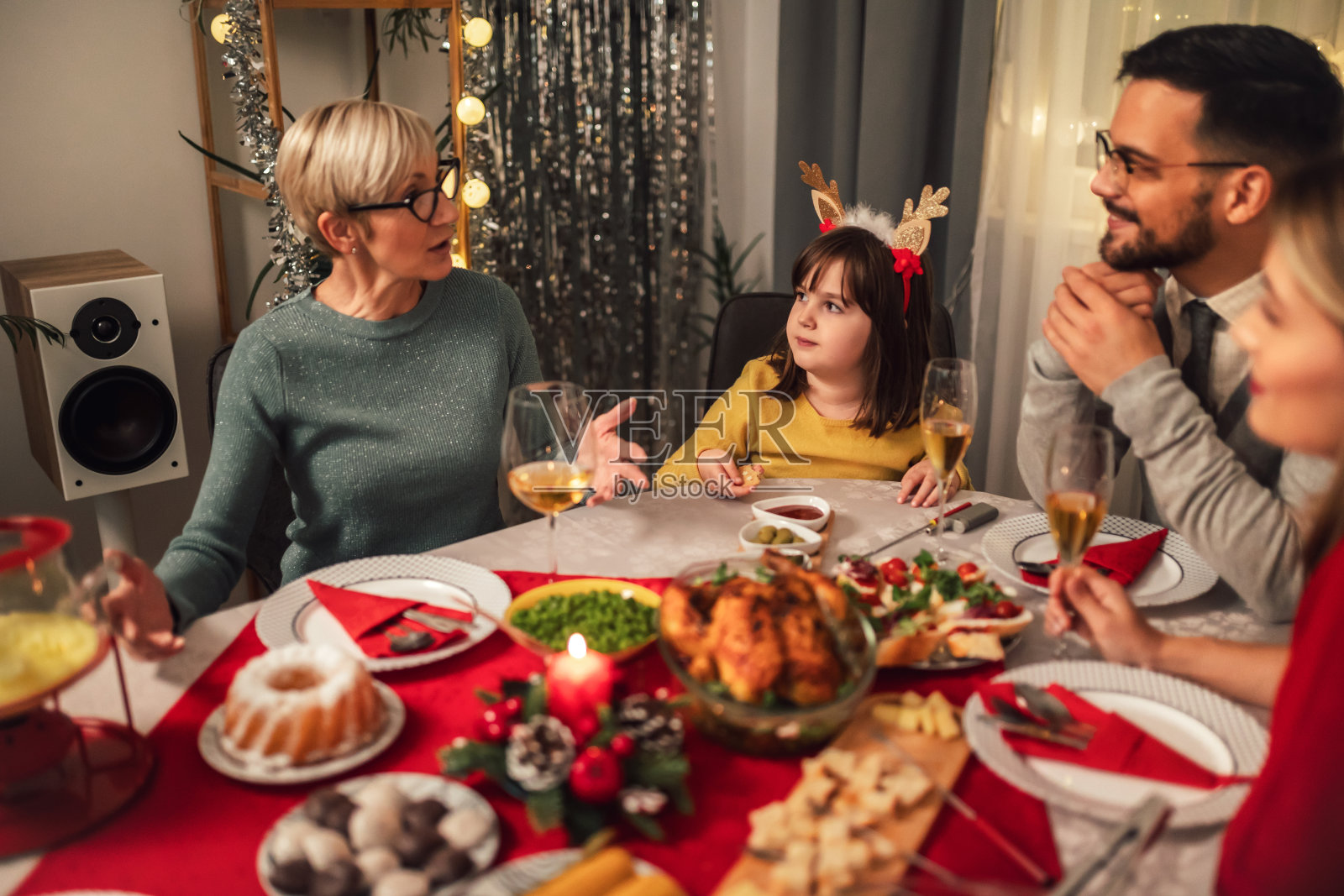 快乐的多代家庭在家里一起享用午餐。一家人在家里吃圣诞晚餐照片摄影图片