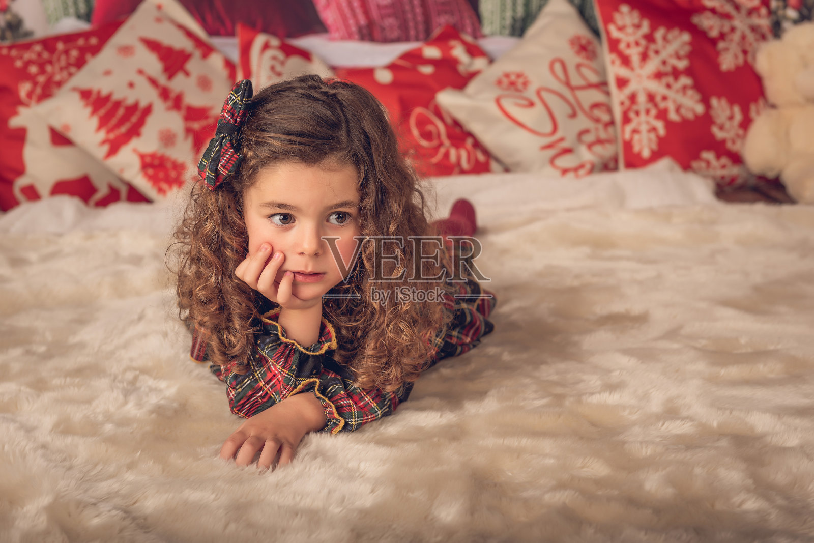 圣诞节时女孩躺在地毯上照片摄影图片