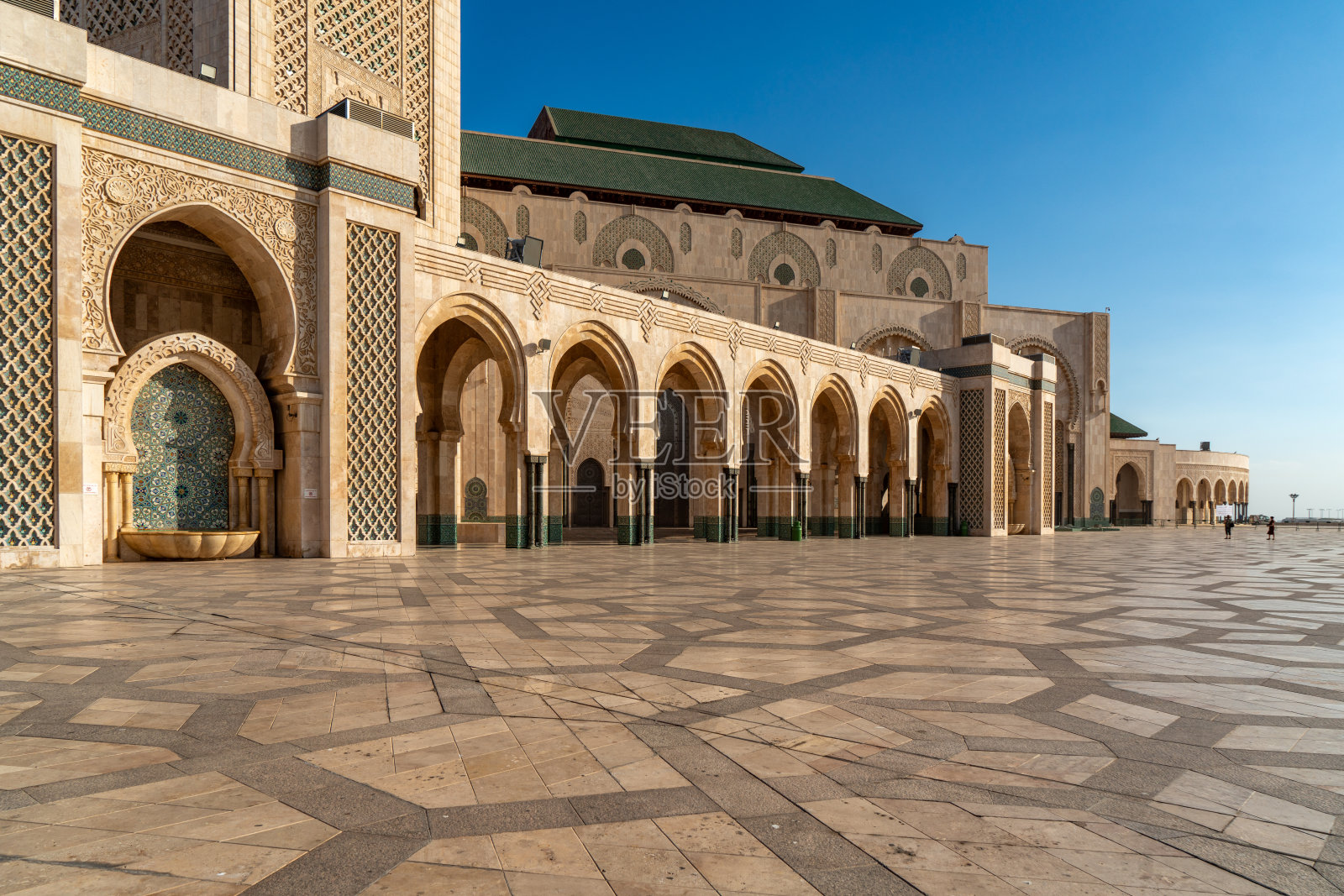 早晨,摩洛哥卡萨布兰卡,哈桑二世清真寺的广场照片摄影图片