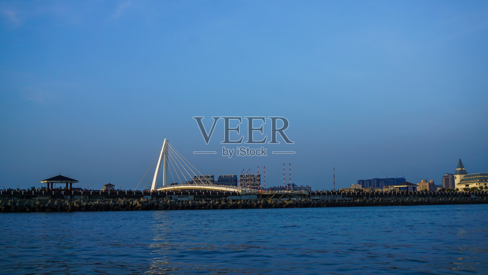 淡水情人桥的景色。它是位于台湾新北市淡水区淡水渔人码头的一座桥。照片摄影图片