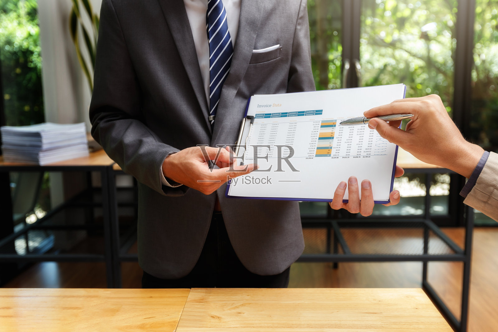 商人们在会议上向同事们展示收入报告、每月的大学预算、财务图表。照片摄影图片