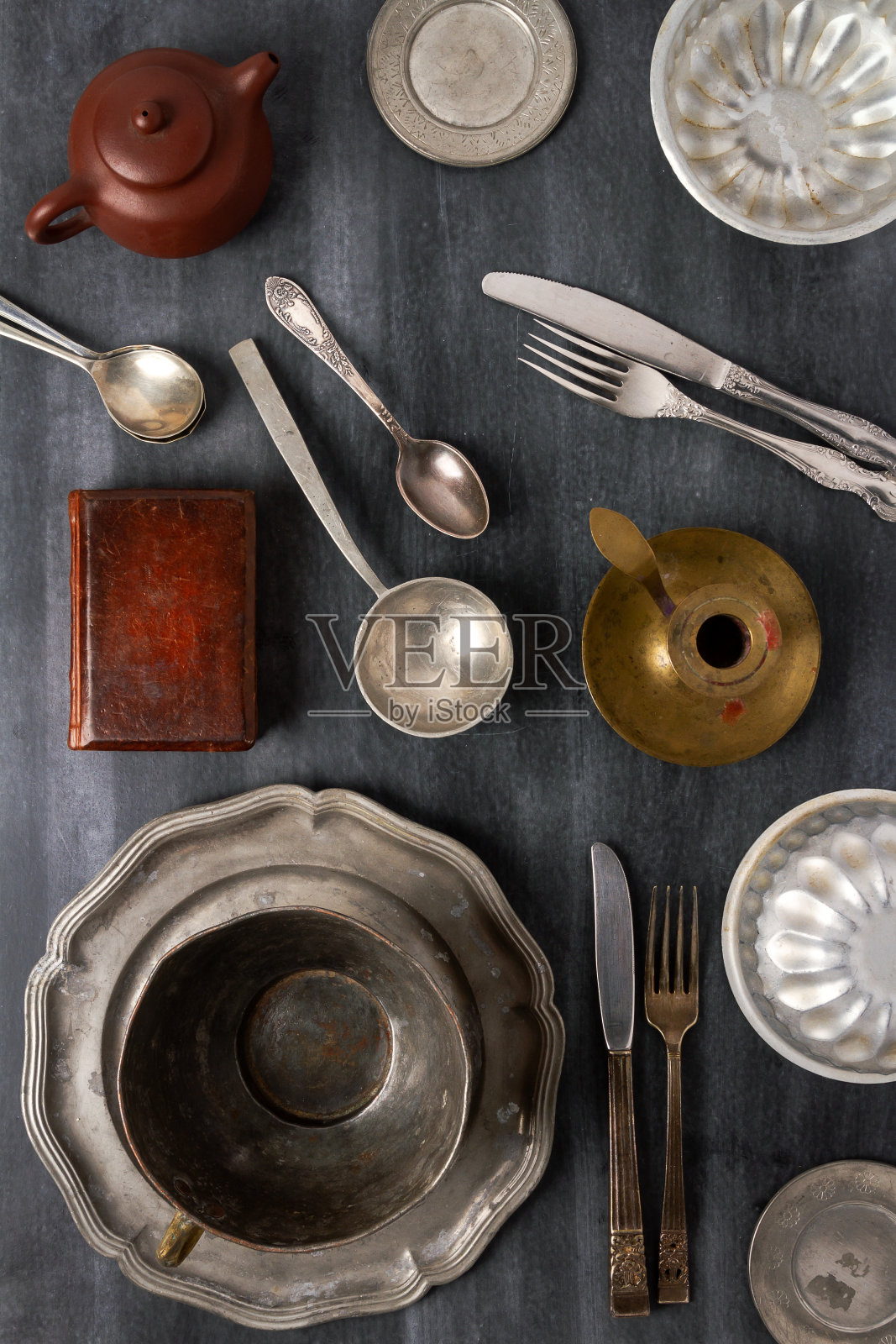 黑色背景的各种古董古董盘子照片摄影图片