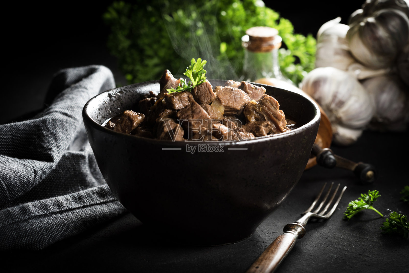 用碗炖牛肉。照片摄影图片