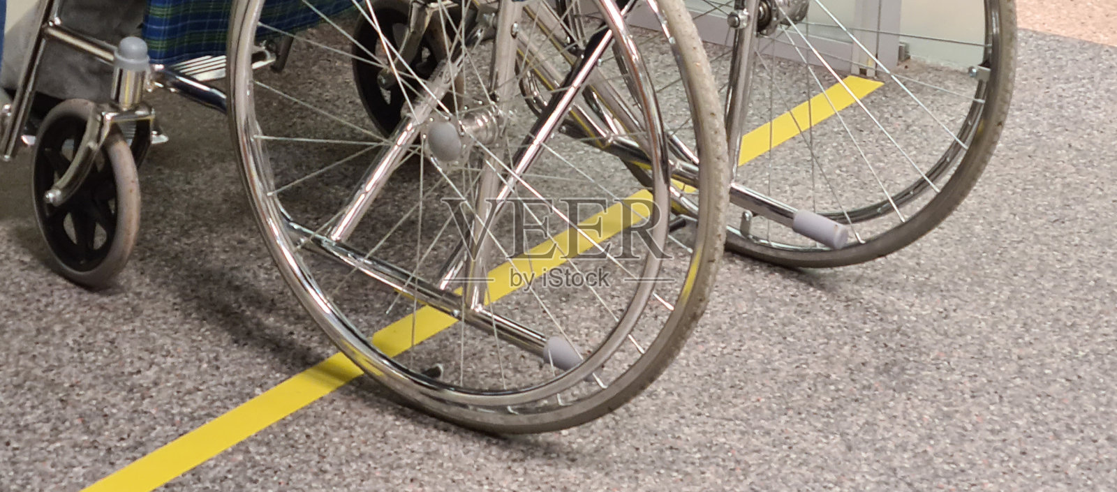 坐轮椅和轮子的女人。残疾人生活照片摄影图片