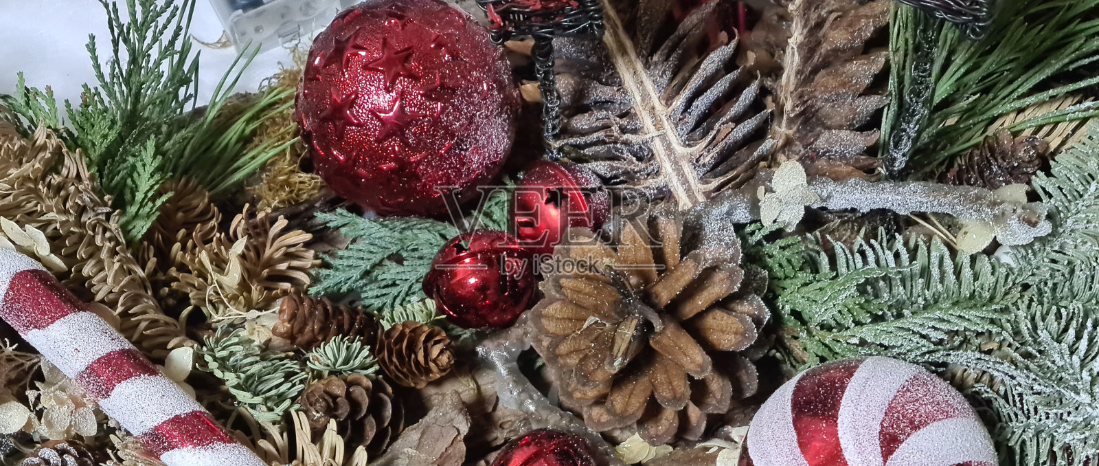 漂亮的圣诞礼盒,有红丝带和圣诞树松果照片摄影图片