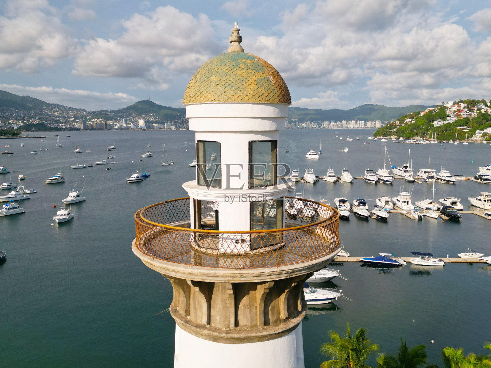 水平特写:阿卡普尔科码头灯塔的无人机图像照片摄影图片