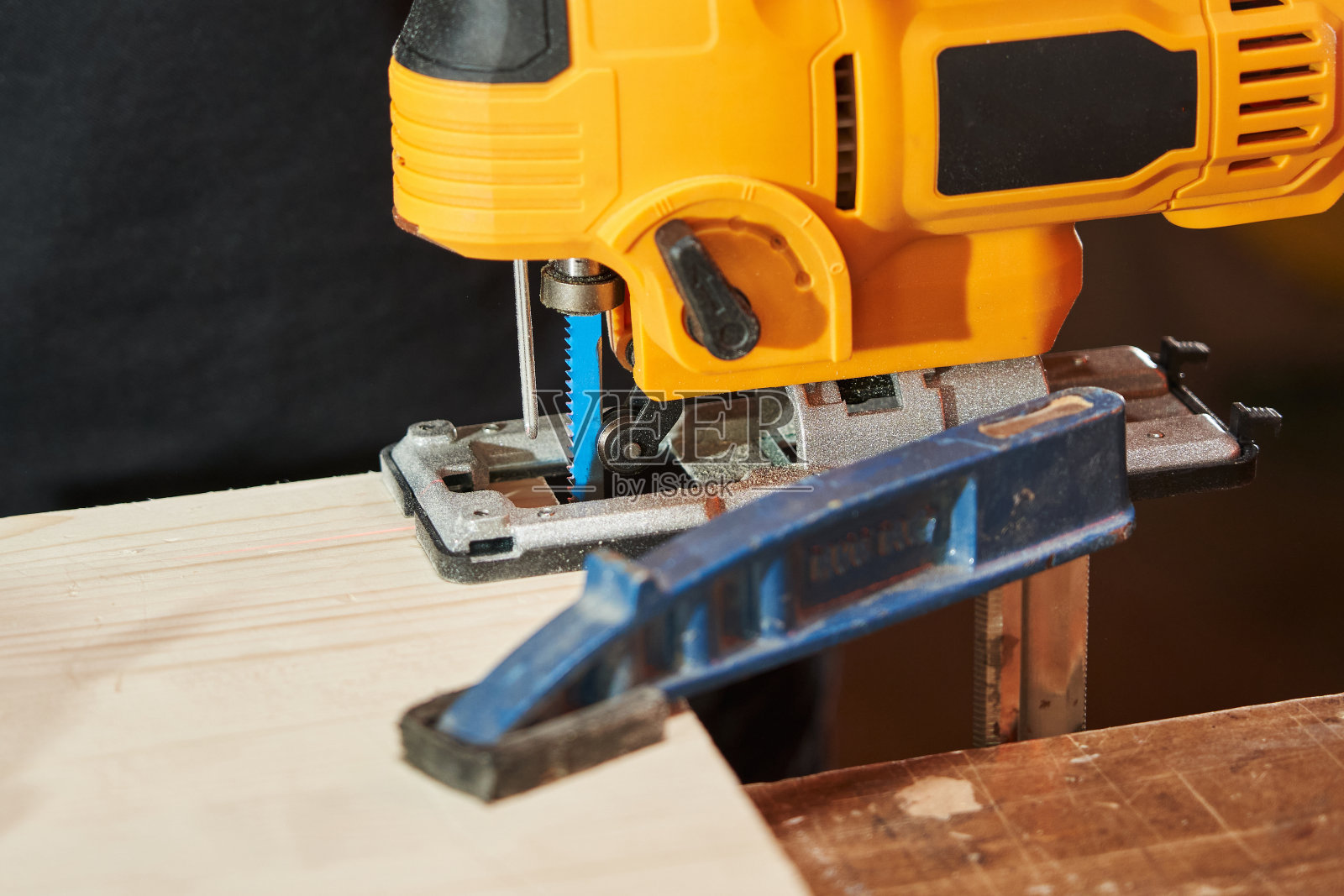 在开始切割木板之前,电动拼图机的底座和锯片的特写照片摄影图片