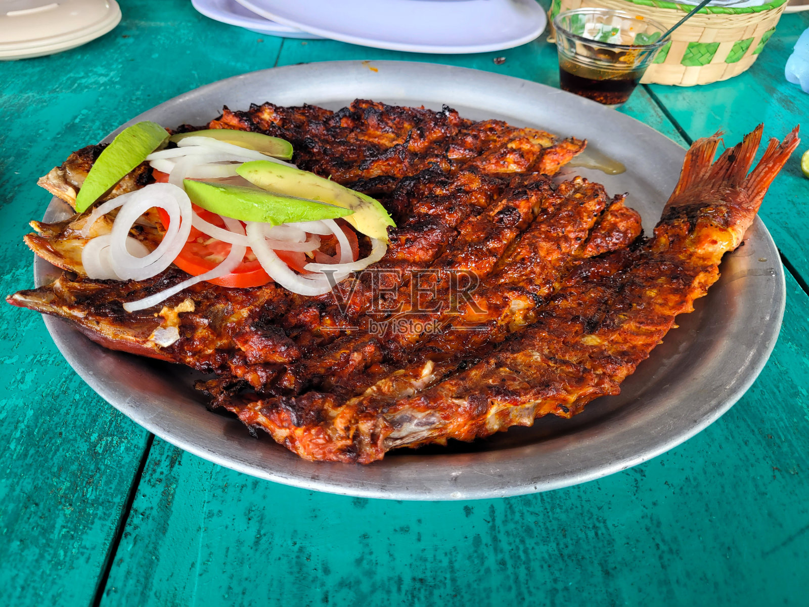 上图是一个托盘,上面放着一道菜,叫做鱼的大小,餐馆照片摄影图片