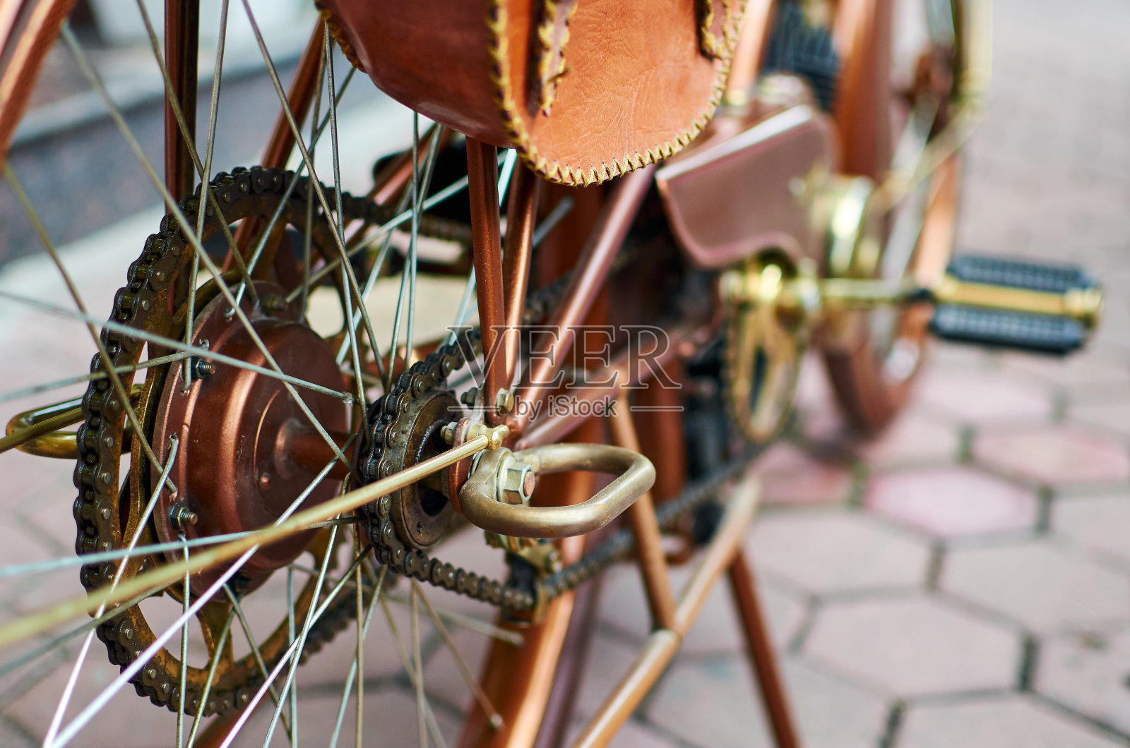 特写细节的复古摩托车,链条,车轮,青铜摩托车。越南摩托车。漂亮的复古摩托车照片摄影图片