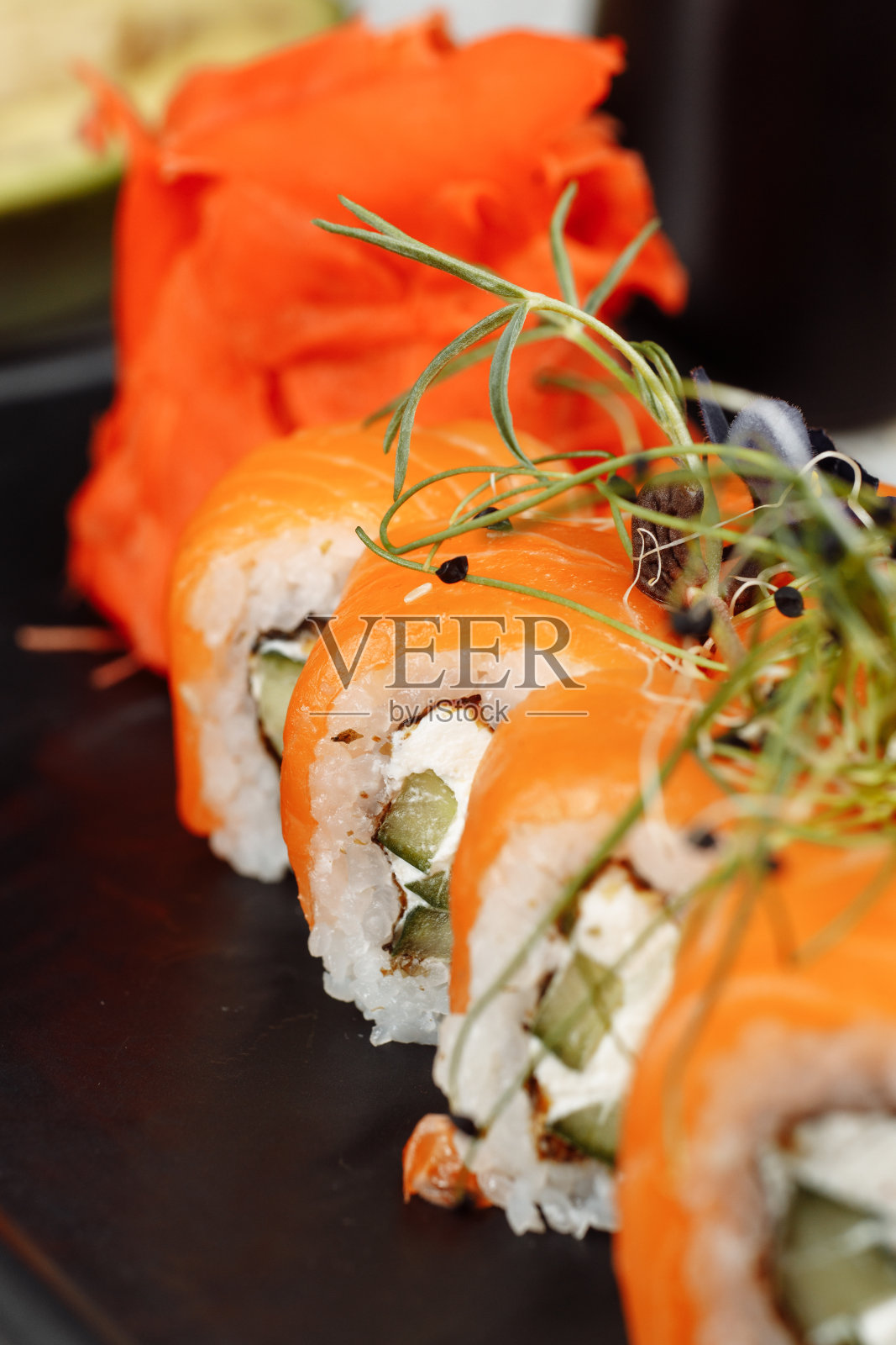 寿司费城在一个石头装饰盘子照片摄影图片