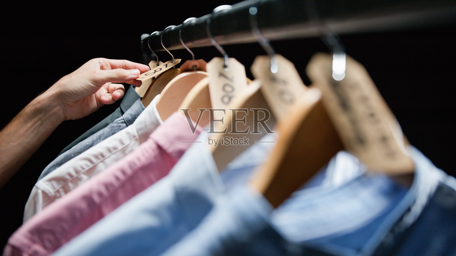 为黑色星期五挑选打折的衣服照片摄影图片