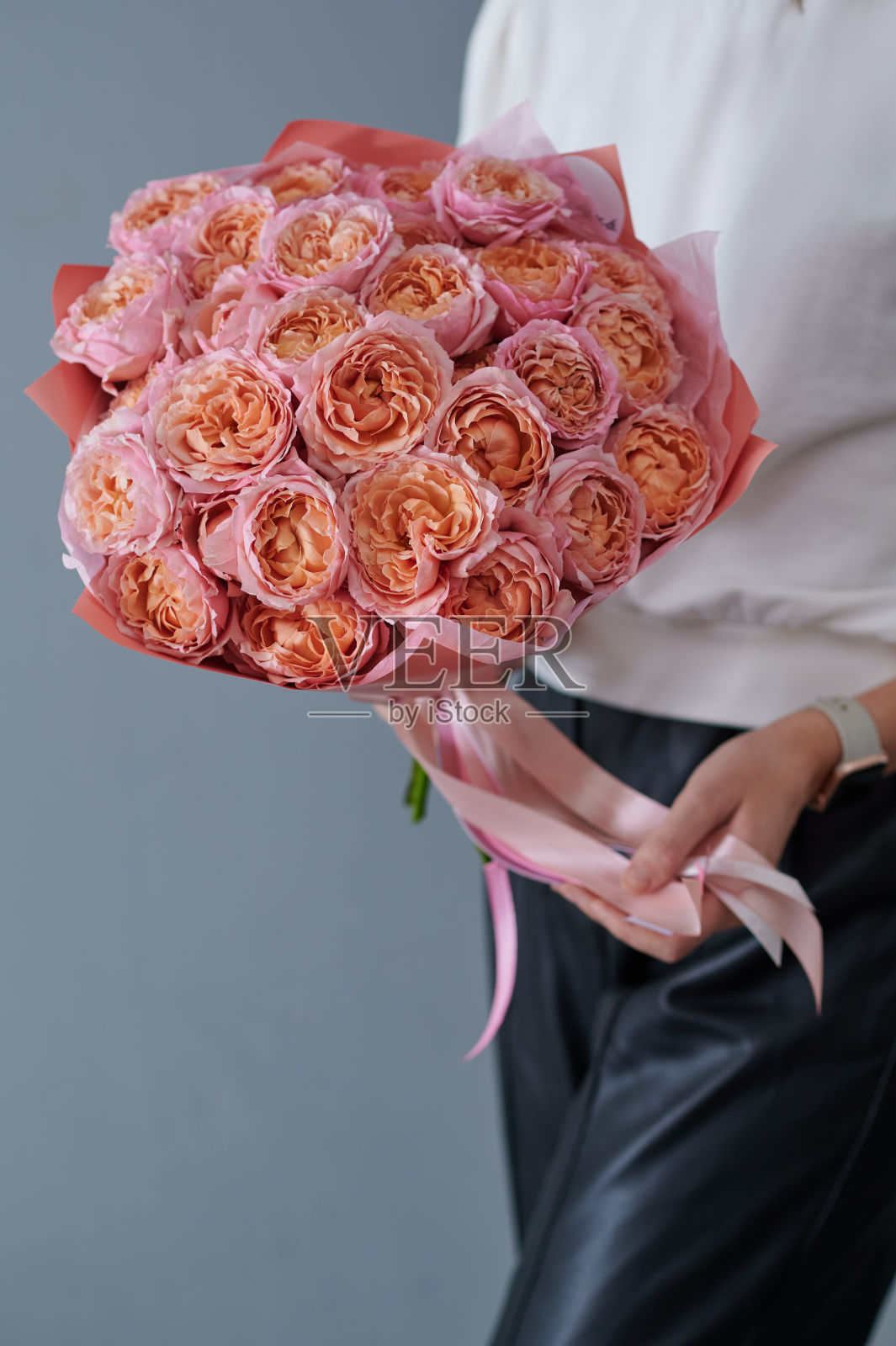 花瓶里的一束白郁金香。国际妇女节。春天的花朵照片摄影图片