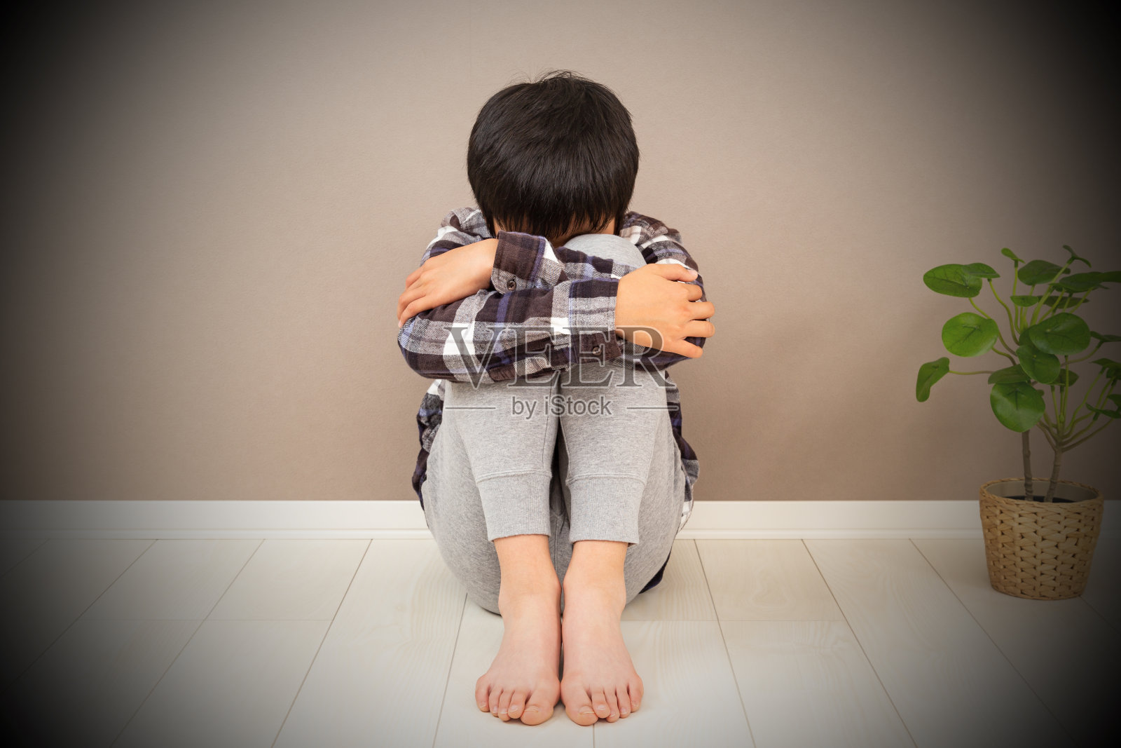 男孩在房间里感到沮丧照片摄影图片