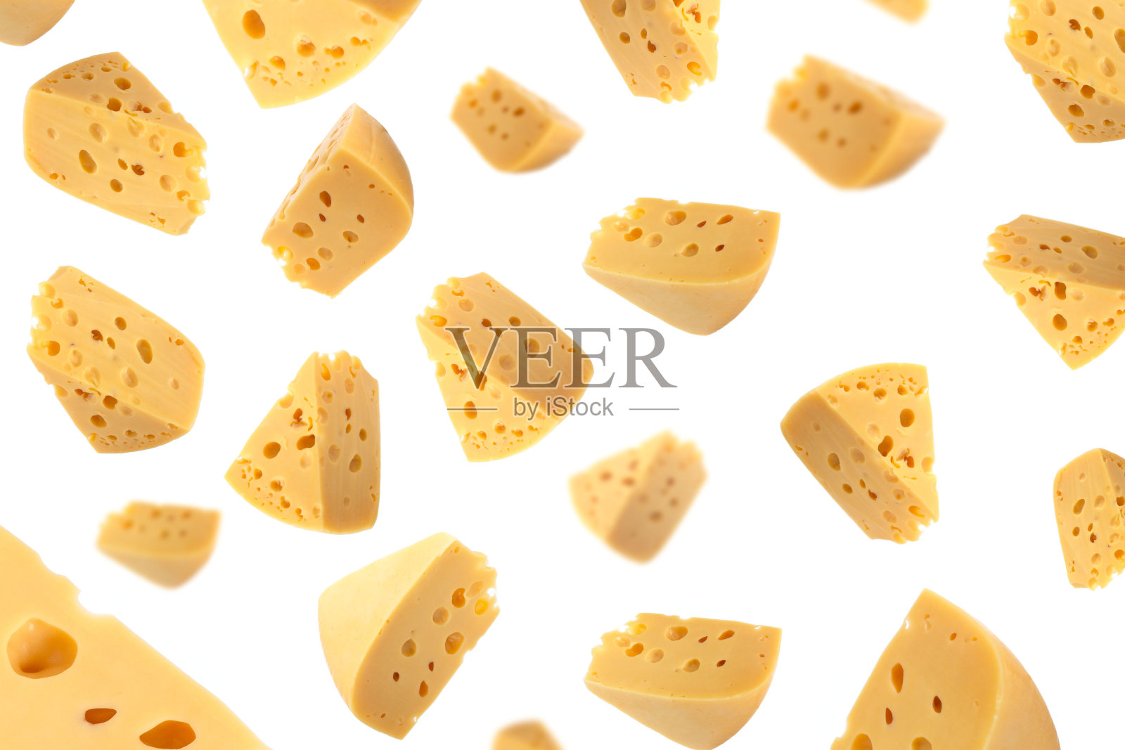 掉落的奶酪,孤立在白色背景上,选择性聚焦。Maasdam奶酪照片摄影图片