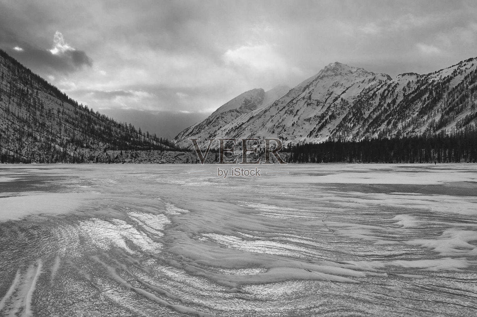 冬季雪山湖,俄罗斯西伯利亚阿尔泰山。照片摄影图片