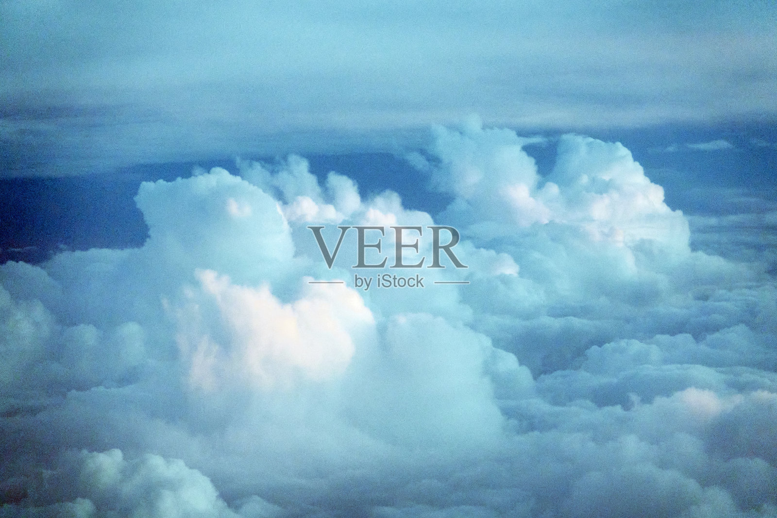 飞机机翼下的蓝白云。照片摄影图片