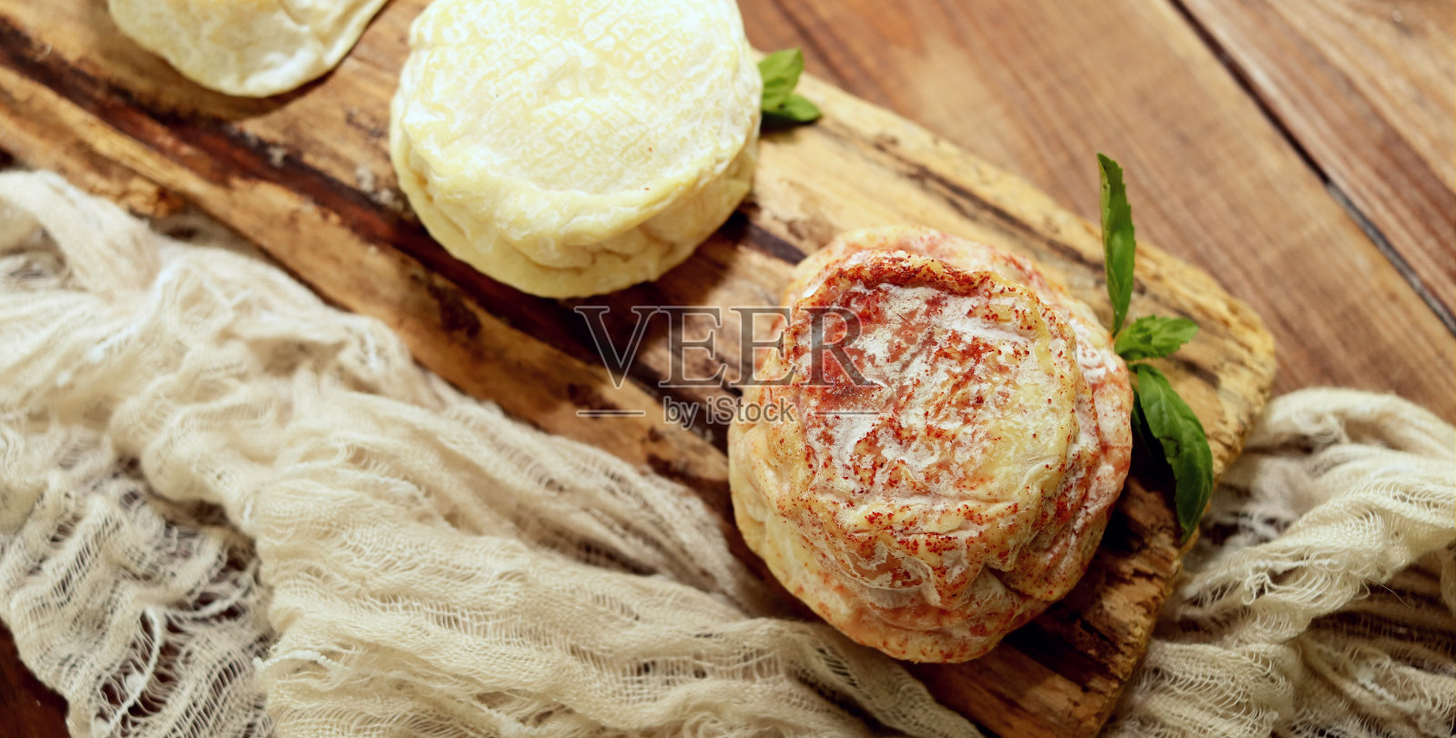 美味的山羊奶酪和霉菌照片摄影图片