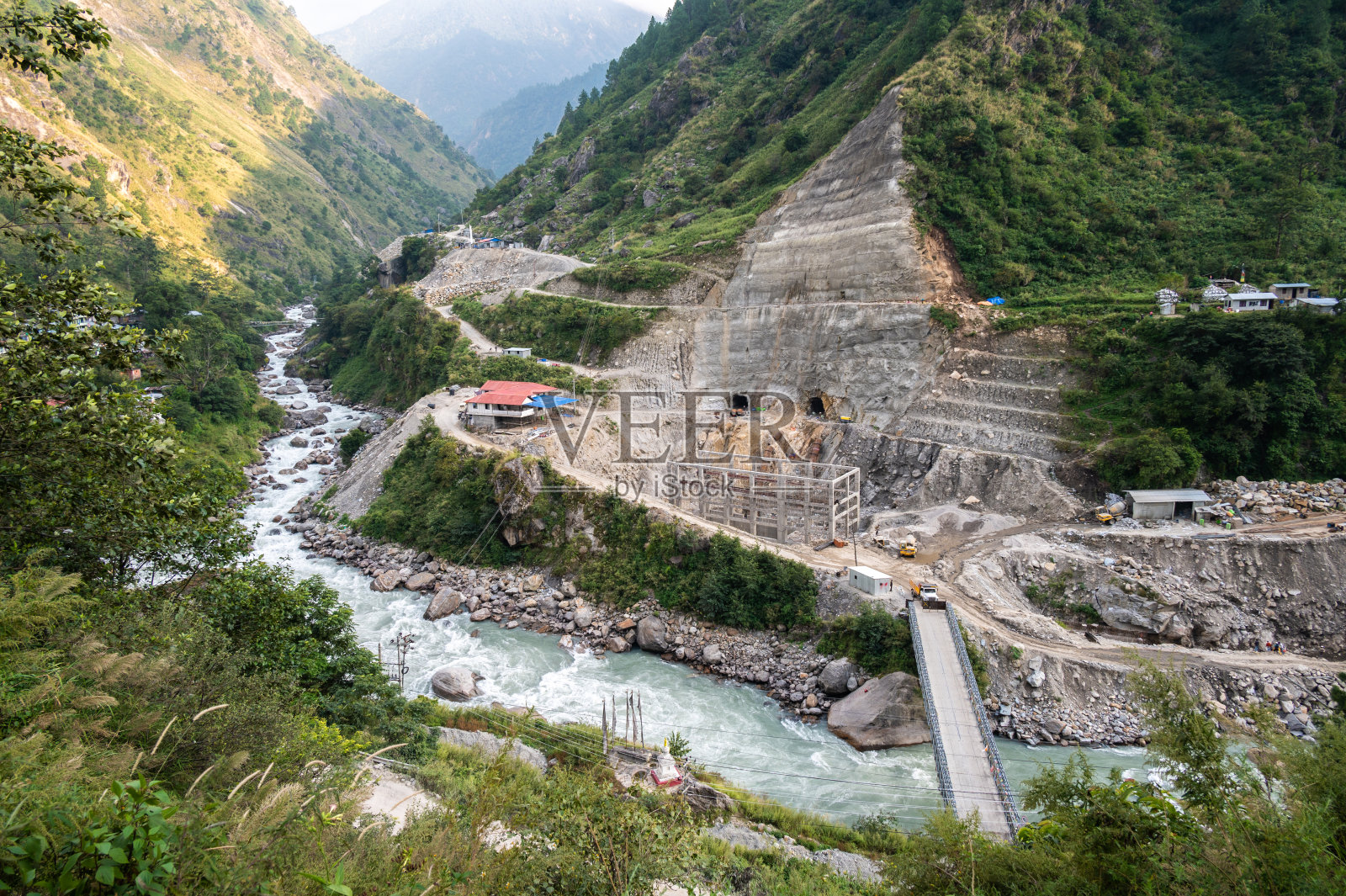 在尼泊尔的Syabrubesi的建筑工地。尼泊尔的许多基础设施项目都是由中国资助的。照片摄影图片