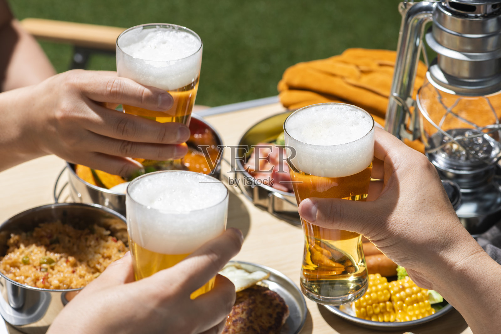 夏日户外露营享受啤酒照片摄影图片