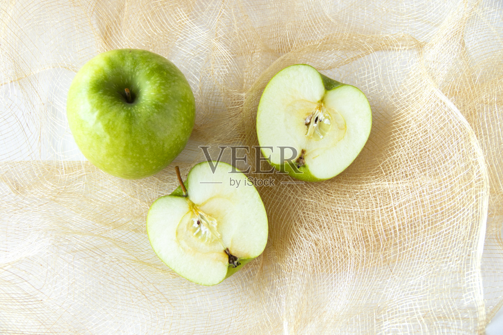 美味的史密斯奶奶/煮苹果。黄麻背景。照片摄影图片