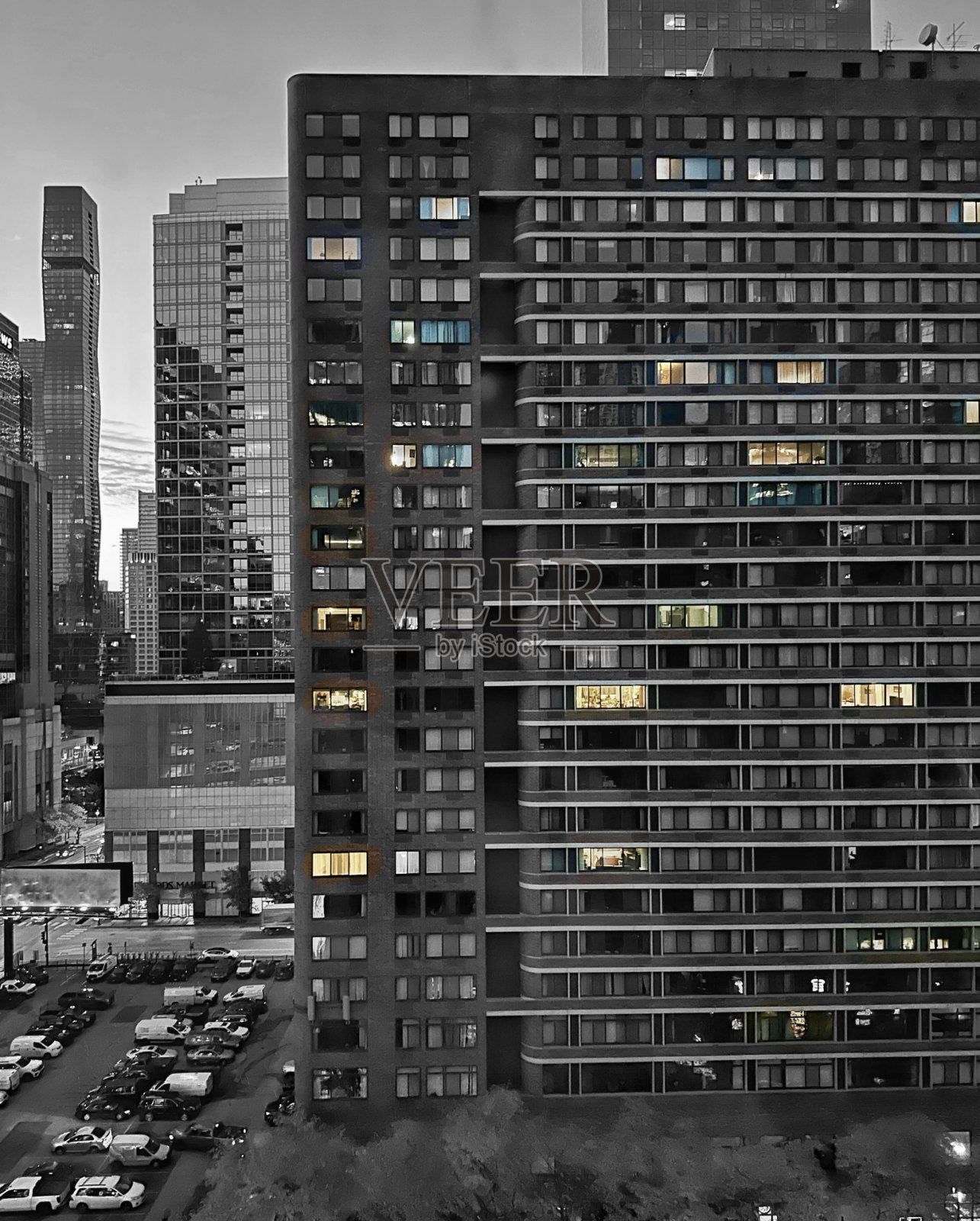 芝加哥的住宅楼里开始亮起了灯照片摄影图片