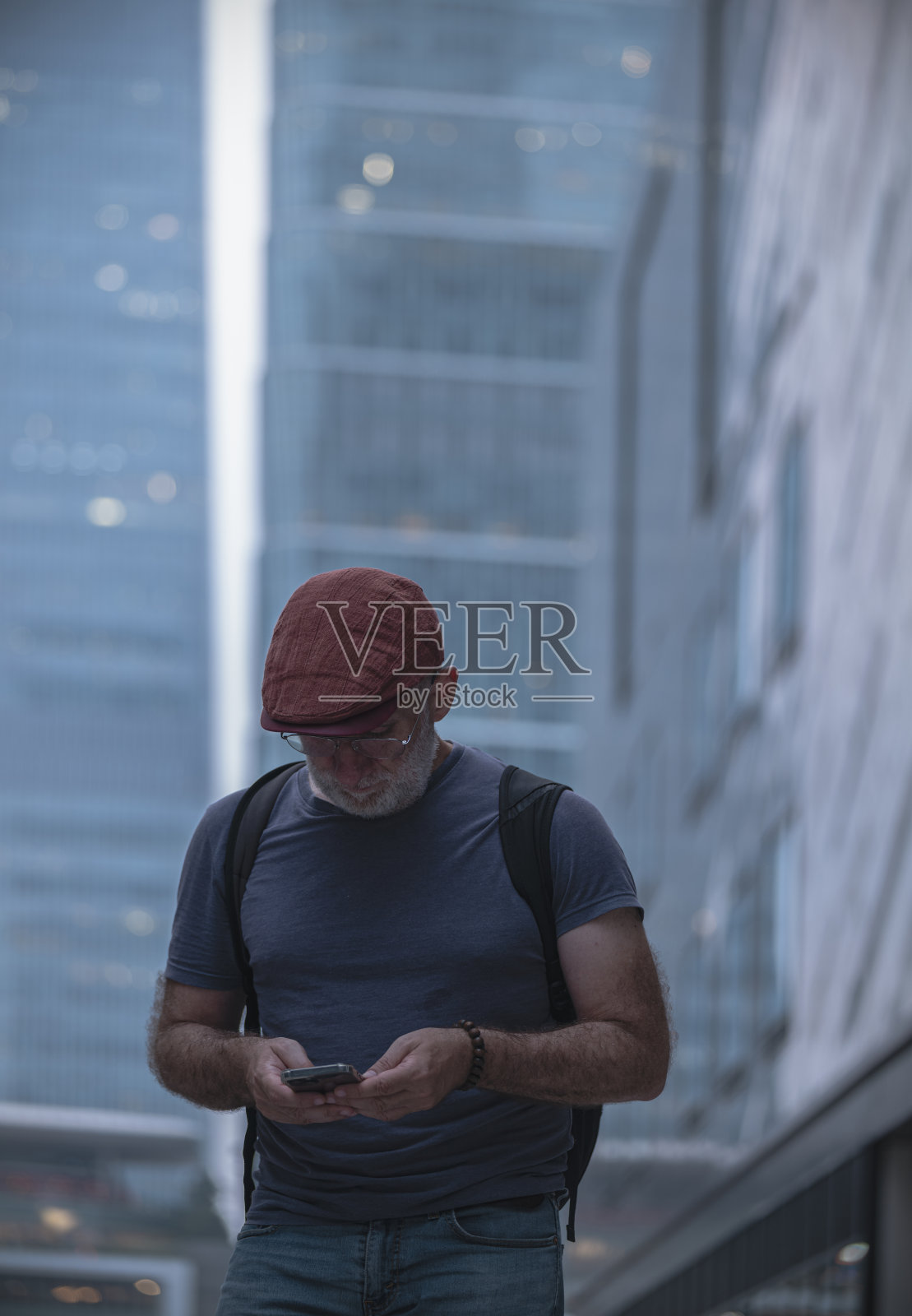 成年男子在街上看手机照片摄影图片