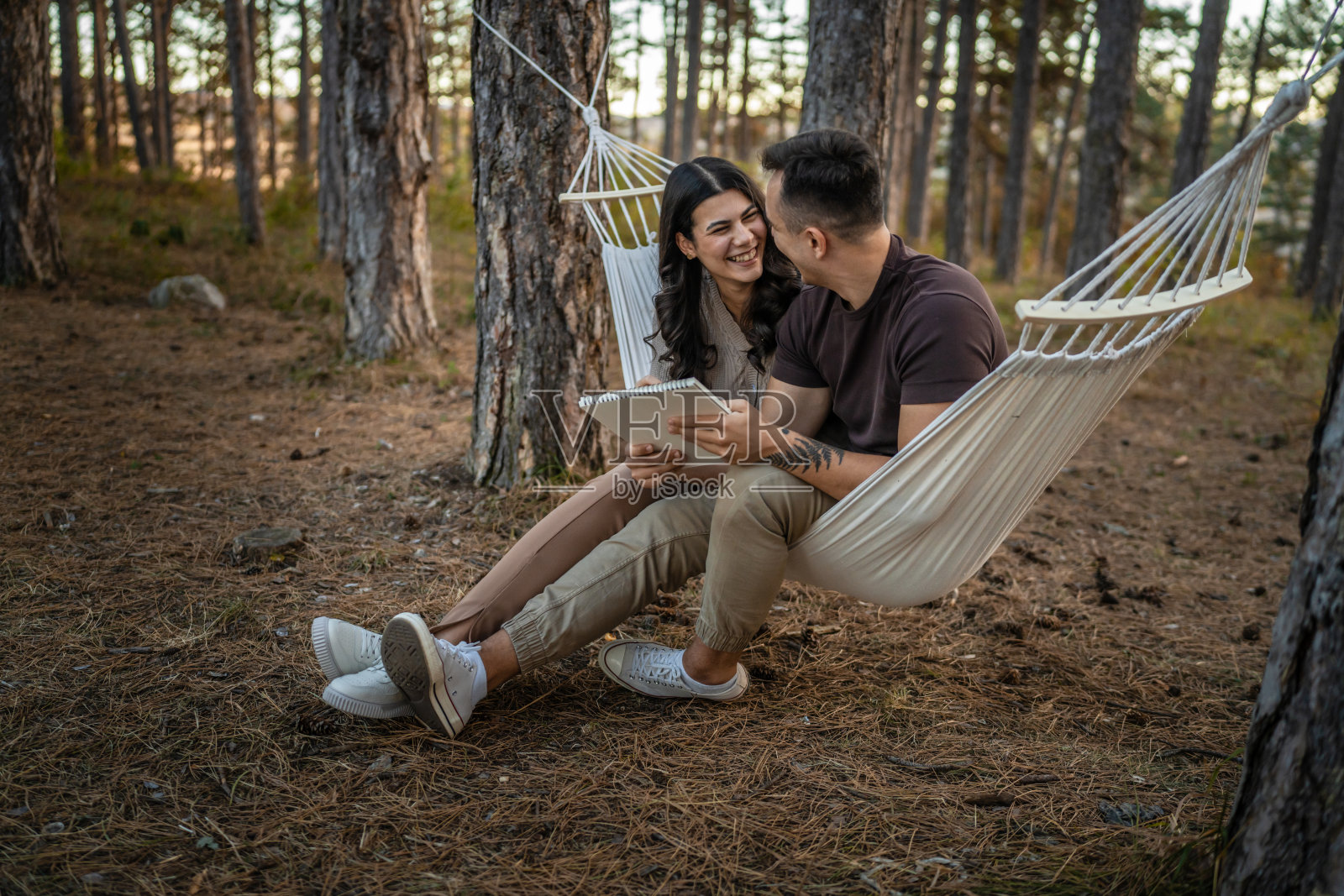 男人和女人,年轻的成年夫妇在大自然中抱着,画着照片摄影图片