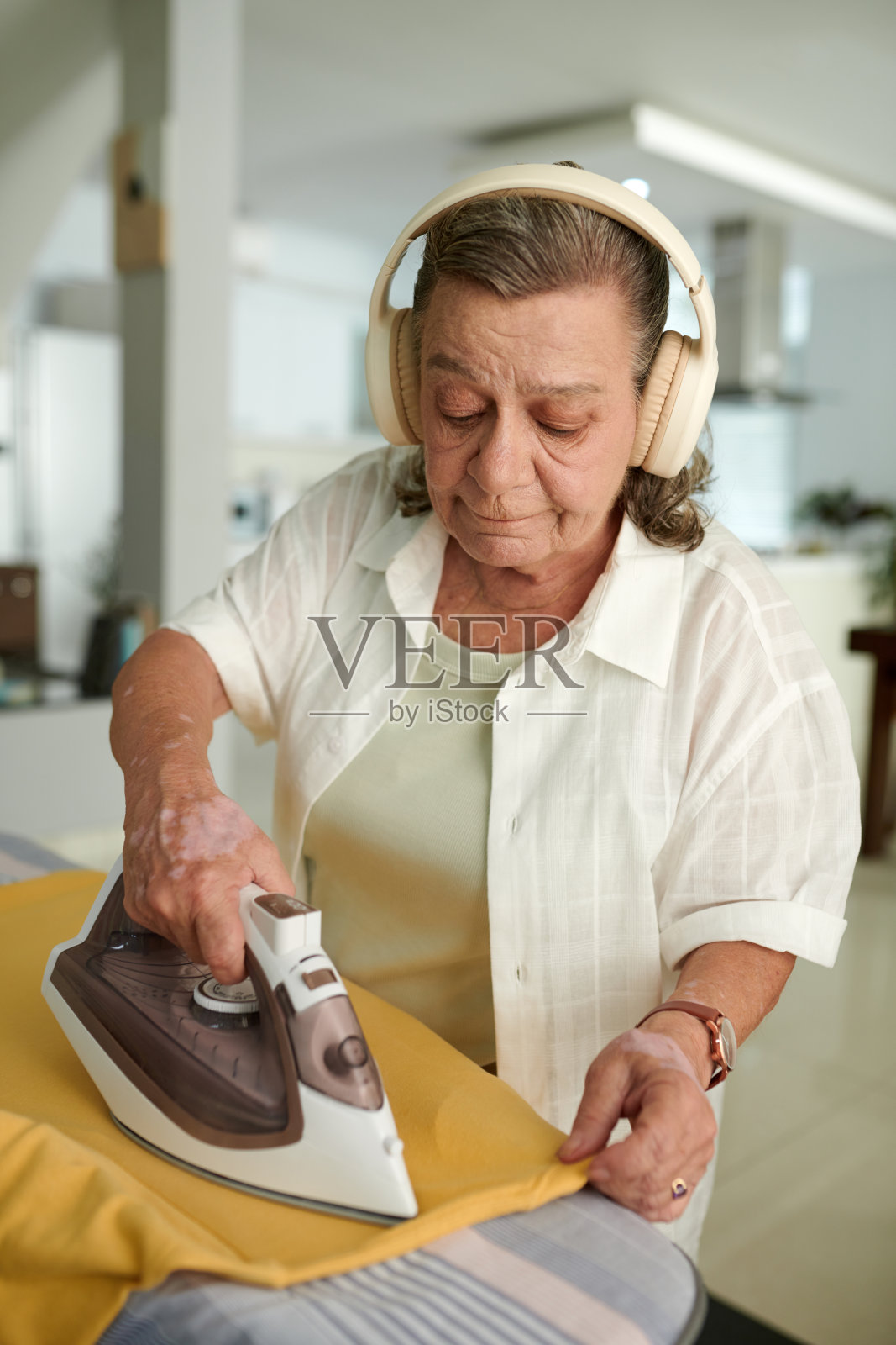 星期六早上熨衣服照片摄影图片