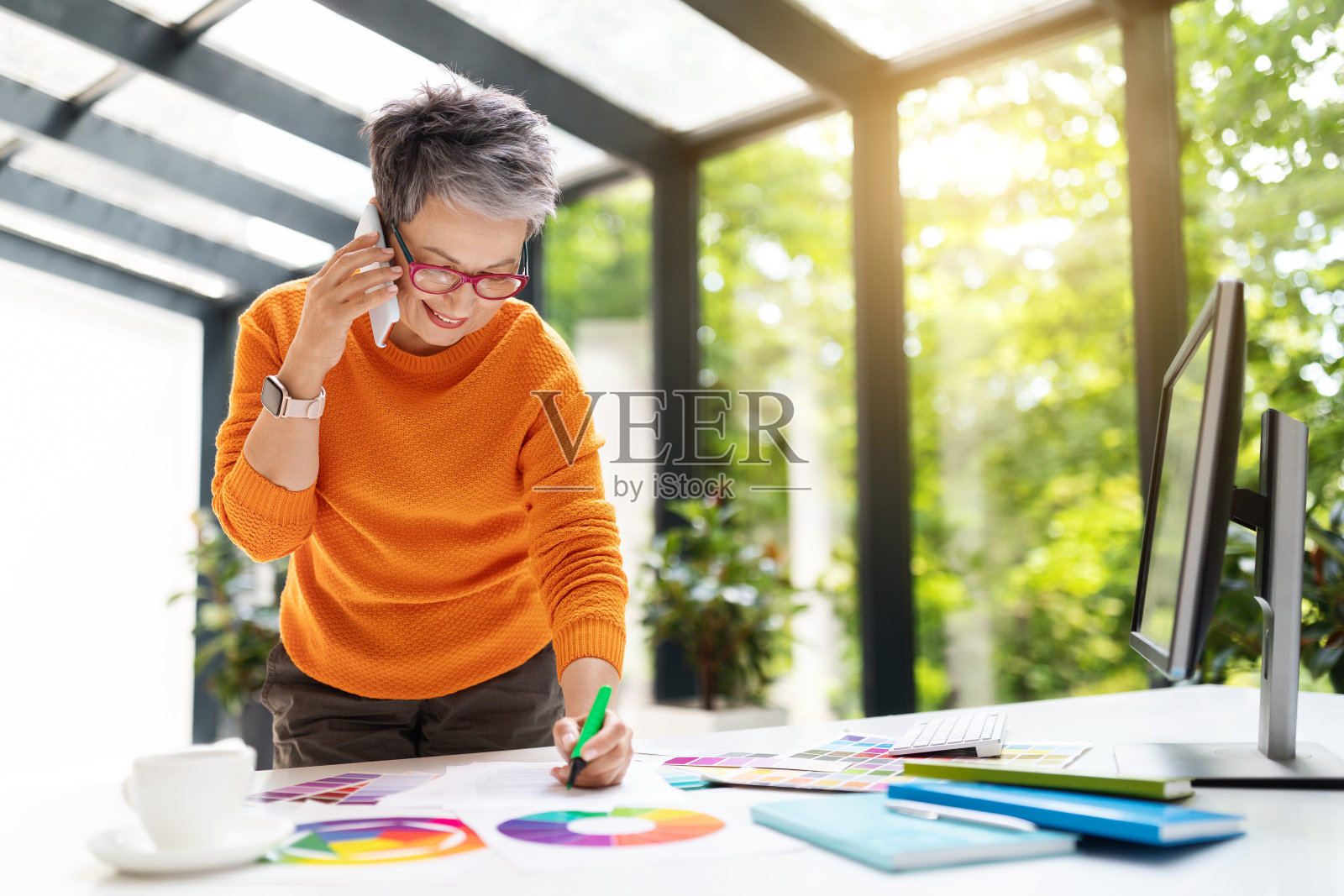 中年女性网页设计师与客户通电话照片摄影图片