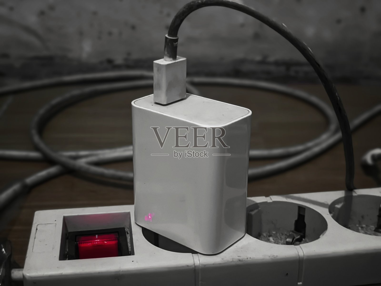 在移动插座上使用智能手机充电器照片摄影图片