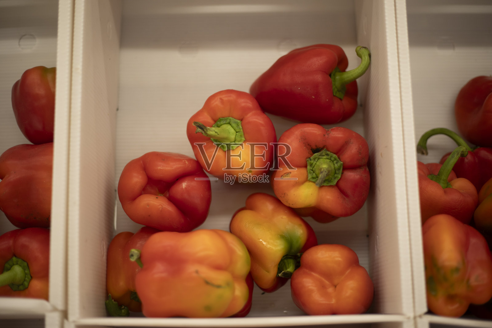 盒子里的红辣椒。市场上的辣椒。新鲜蔬菜。照片摄影图片