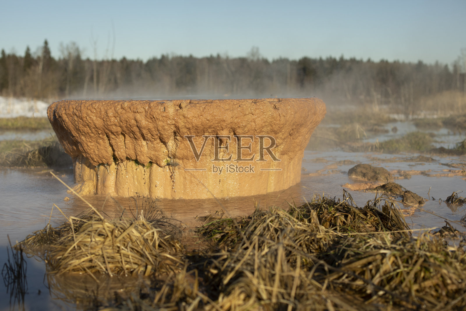 水管生锈。向河里倾倒废物。环境污染。锅炉房清洗管。照片摄影图片