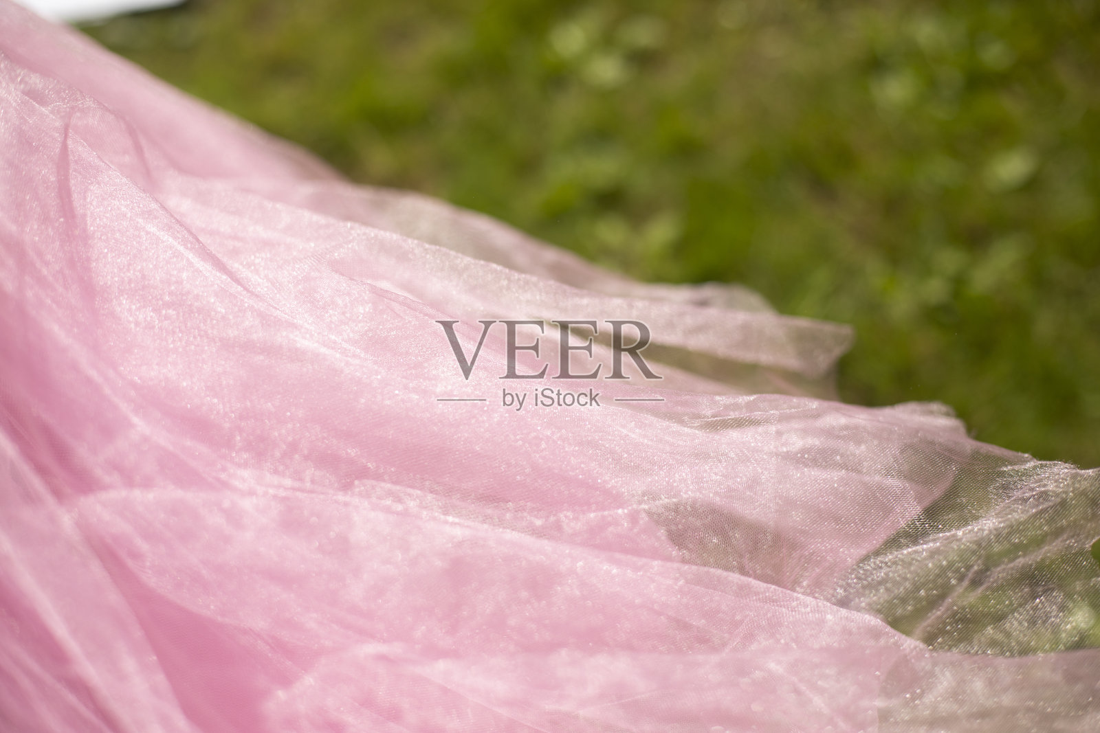 粉红色的裙子。浅粉色连衣裙。轻量级的织物。照片摄影图片