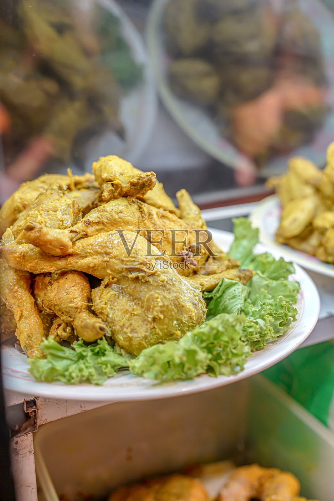 在商品橱窗中出现炸鸡和配菜照片摄影图片