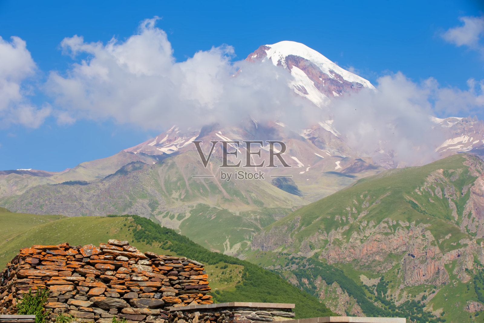 雄伟的卡兹别山,很多人都想征服它。格鲁吉亚的自然景观。照片摄影图片