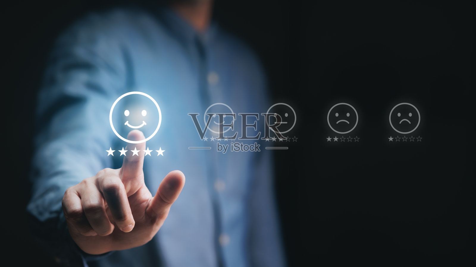 客户使用产品和服务理念后,用手触摸虚拟屏幕,并带有笑脸和五星的优秀评价。满意度评估。照片摄影图片