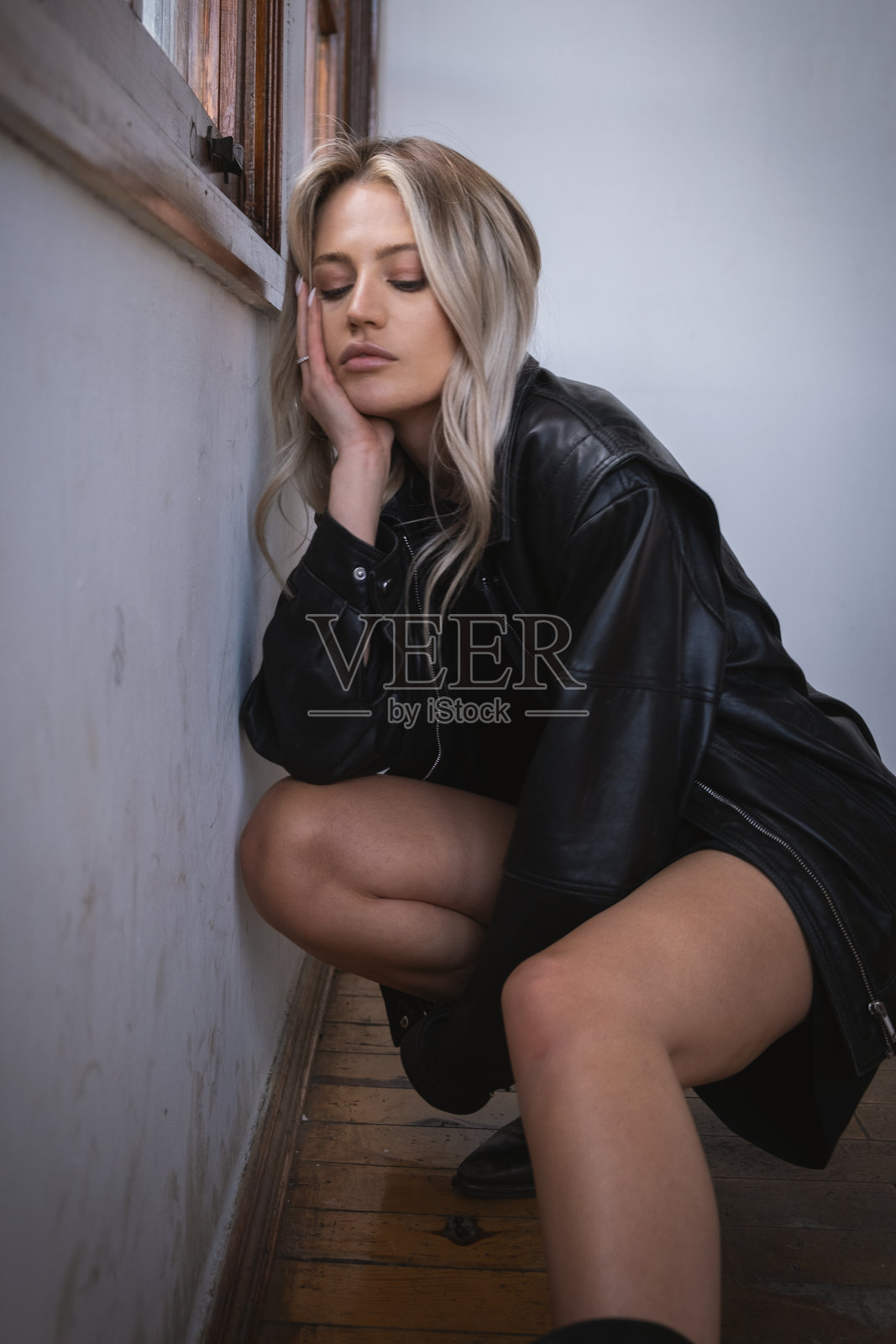 美丽的金发女人-时尚皮夹克照片摄影图片