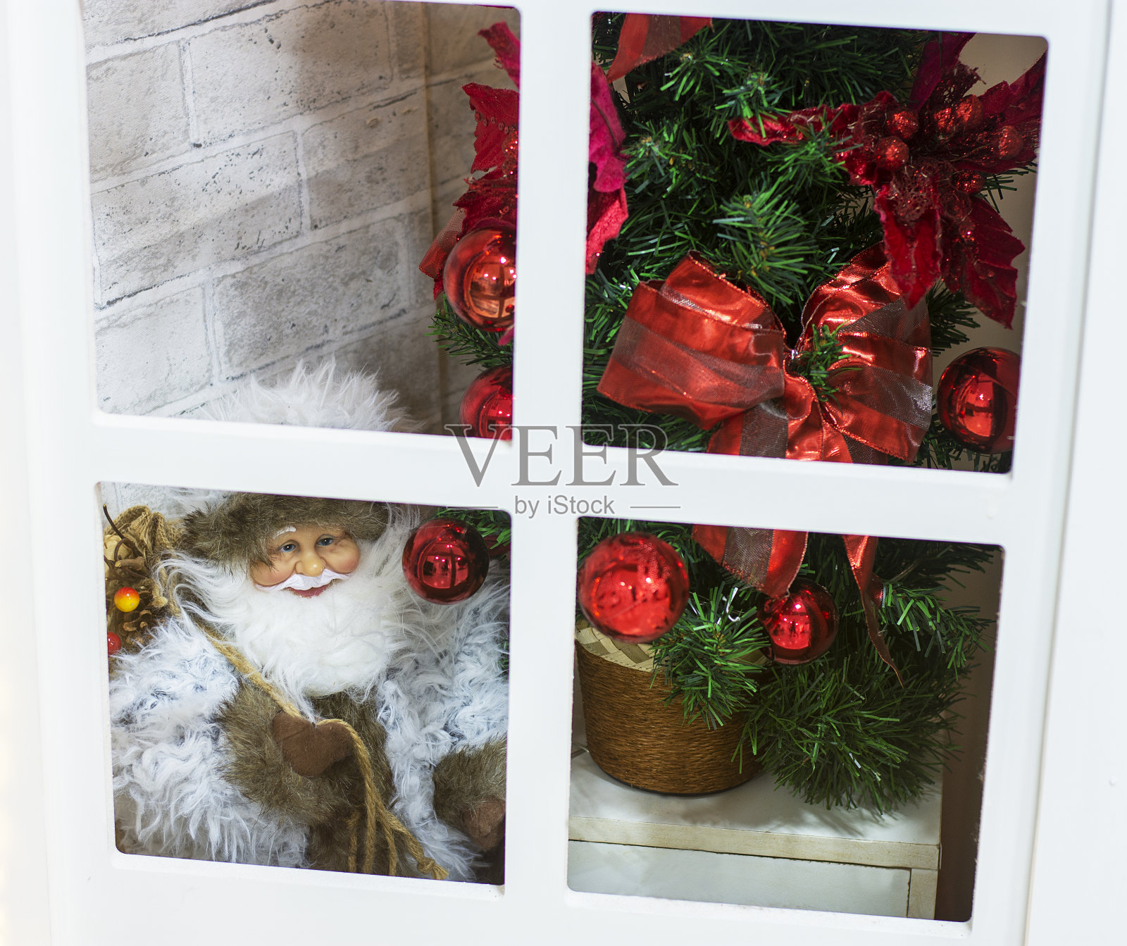 圣诞装饰用球和树照片摄影图片