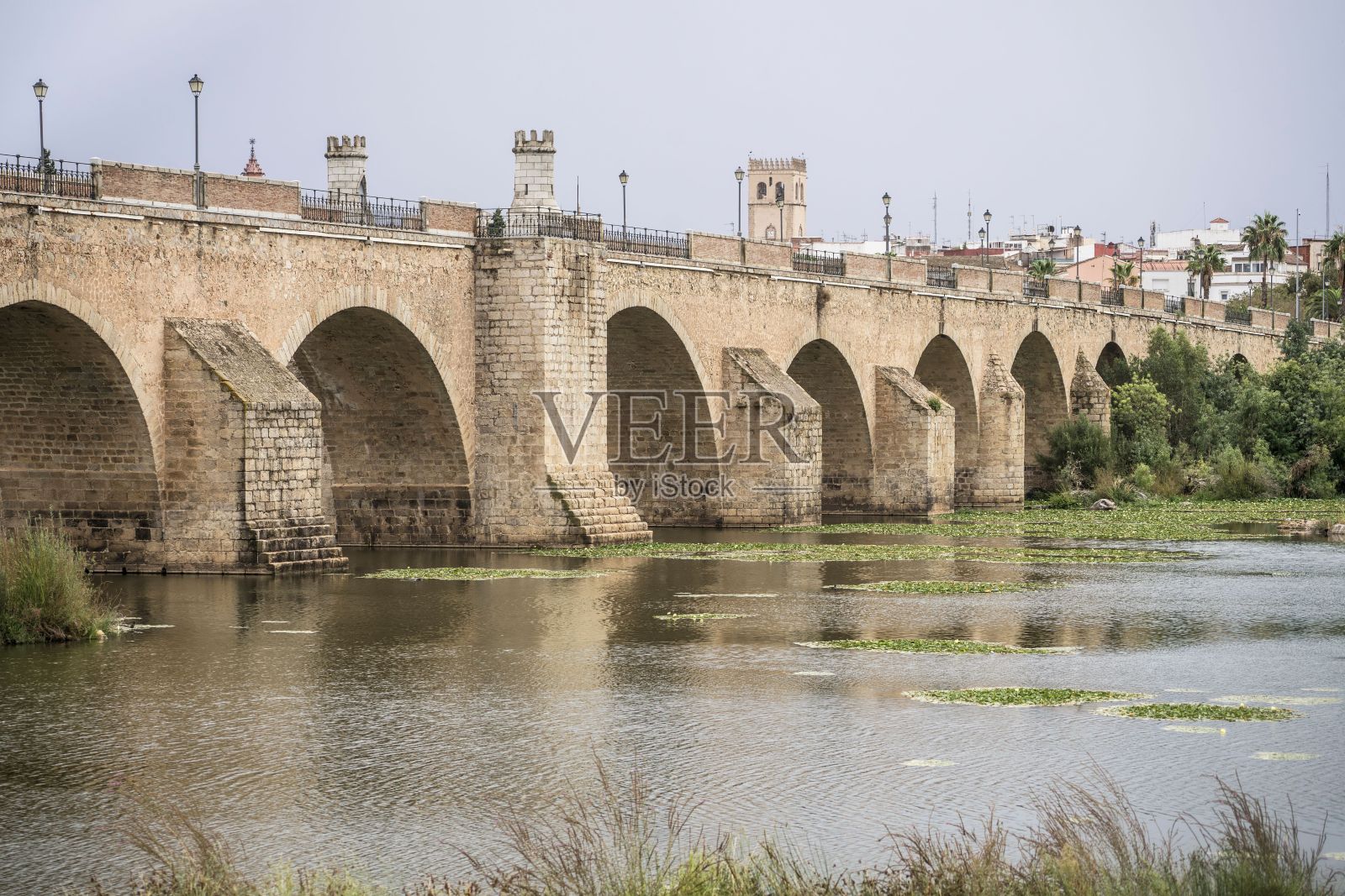 桥建于16世纪的花岗岩,全长585米。瓜迪亚纳河。照片摄影图片