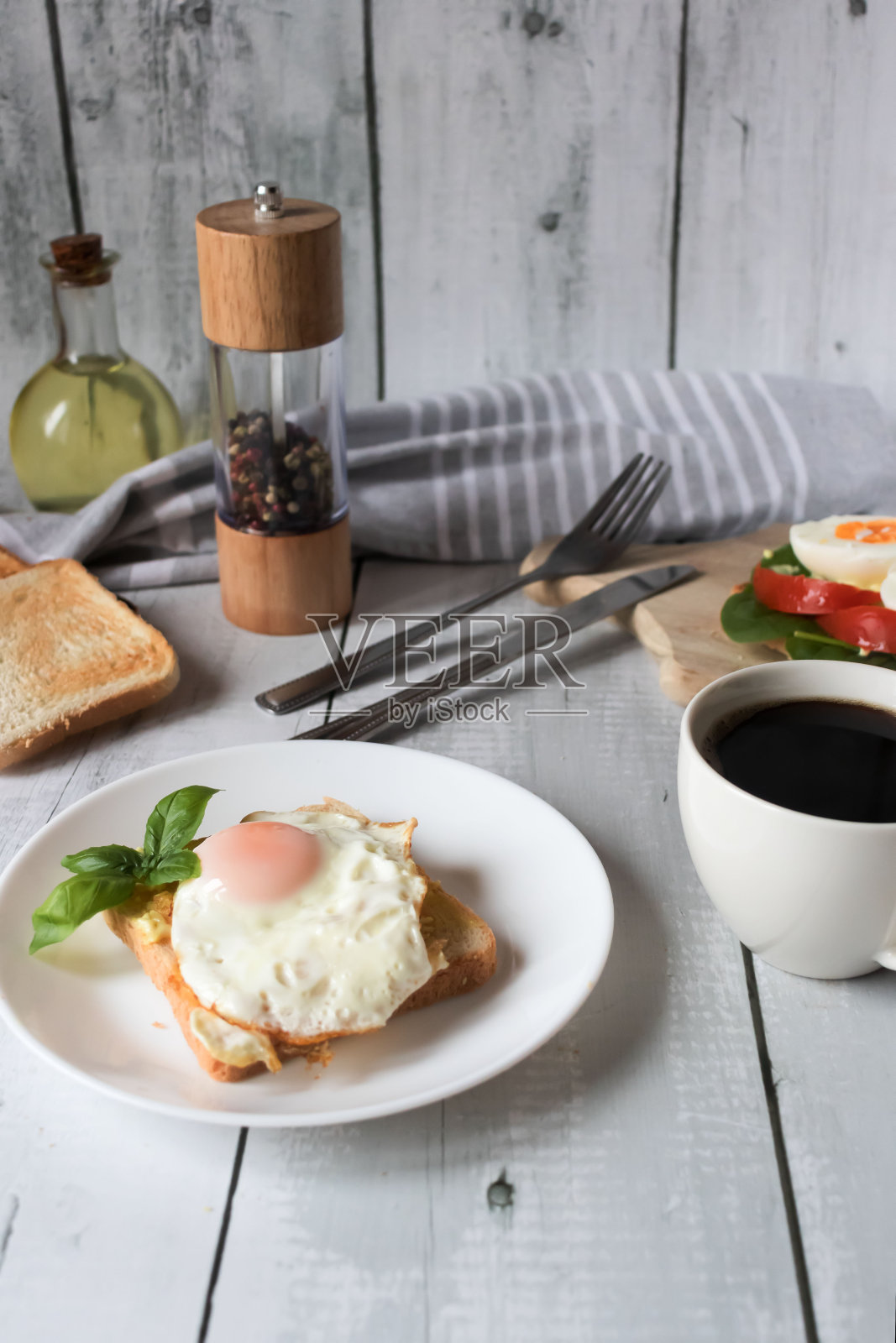 健康早餐,有鸡蛋、西红柿和沙拉。在一张木桌上。食物照片摄影图片
