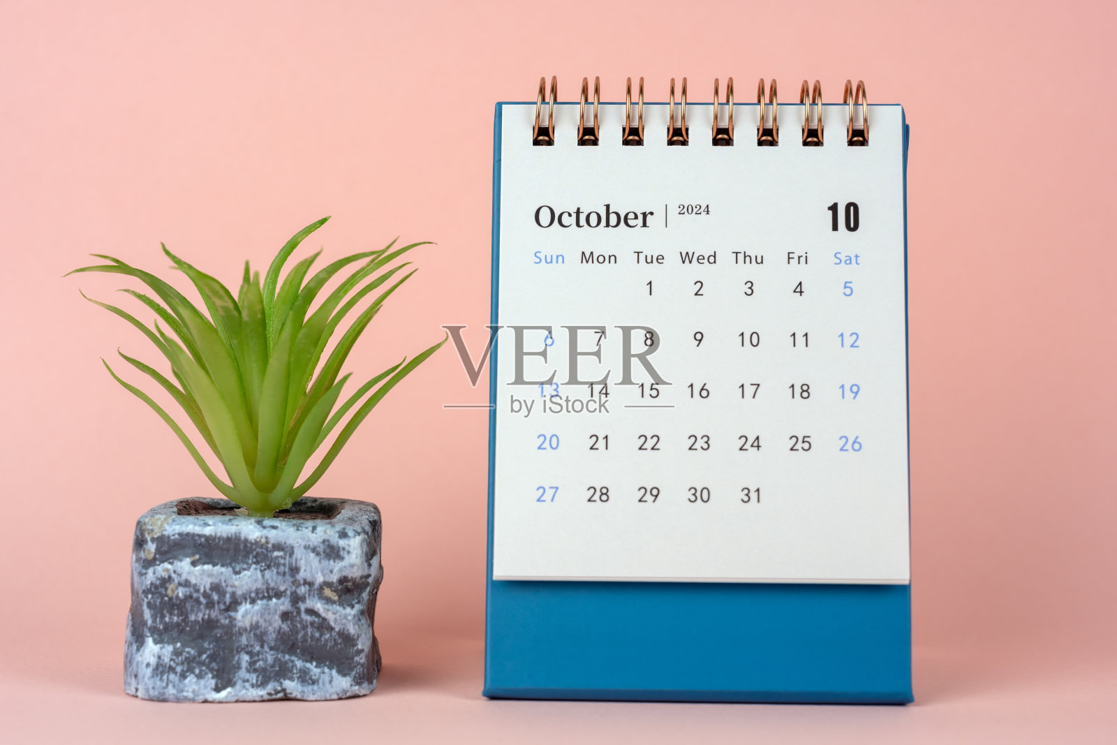 2024年10月蓝色背景台历照片摄影图片