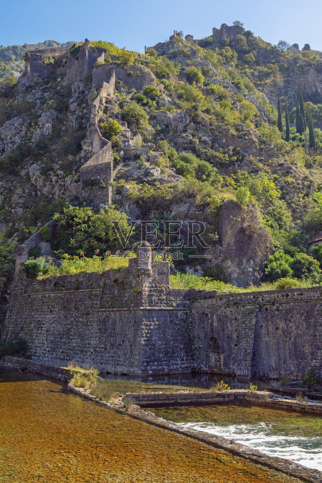 古老的防御工事。黑山,科托尔古城。在阳光明媚的秋日里,堡垒的北墙和里瓦堡垒的景色照片摄影图片